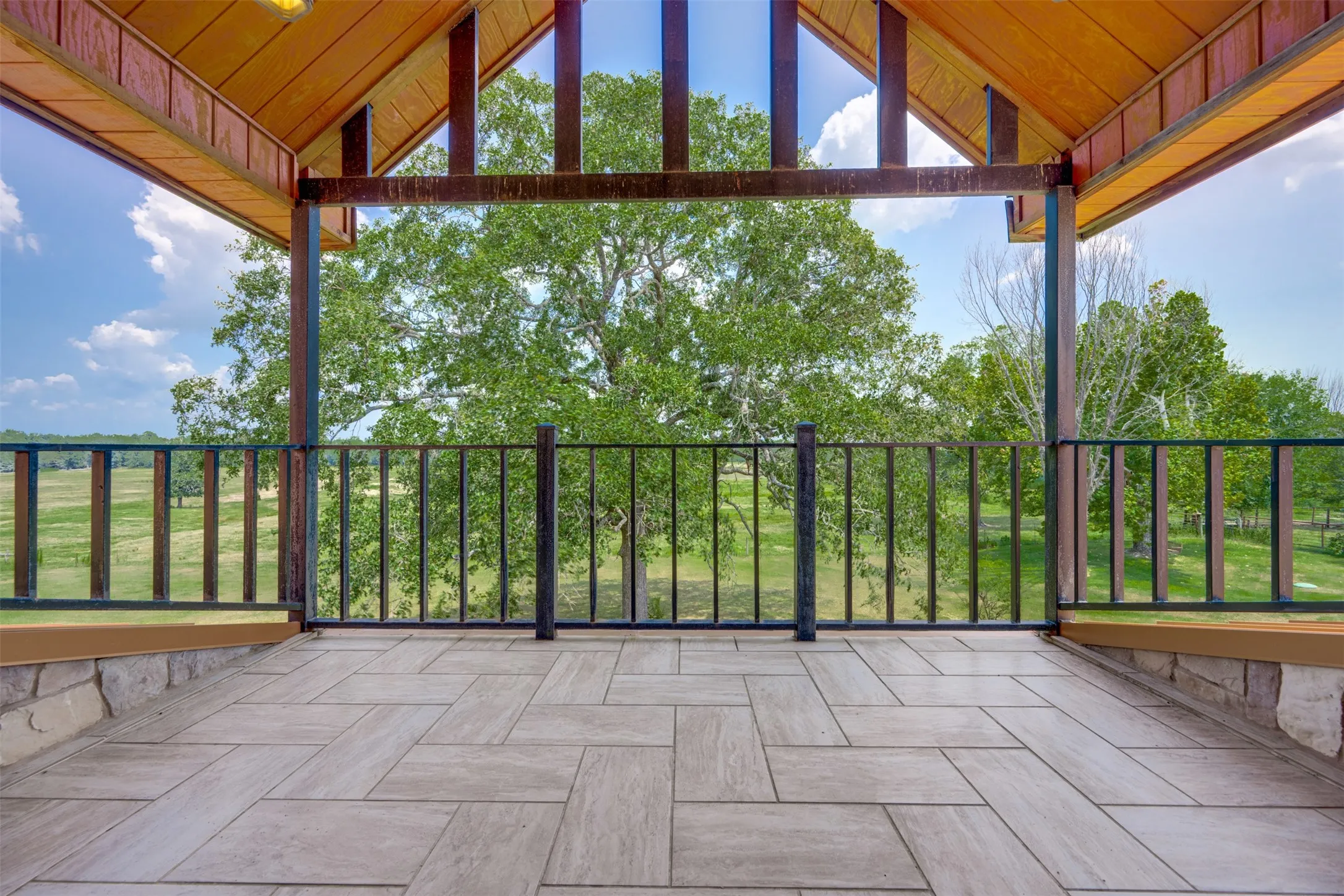 Single Family Residence For Sale in Red River (TX) County , 1521 County Road 3117, Clarksville, Texas 75426, 3 Bedroom, 5 Bathroom, 3 Garage spaces, 4,723 Sqft, built in 2012, mls#21353858, Real Estate Agent in Clarksville, Homes For Sale in Red River (TX) county, Homes For Sale in Clarksville, Realtor in Clarksville Texas, Real Estate Brokerage Independent Realty Texas, Luminita Cordes Realtor
