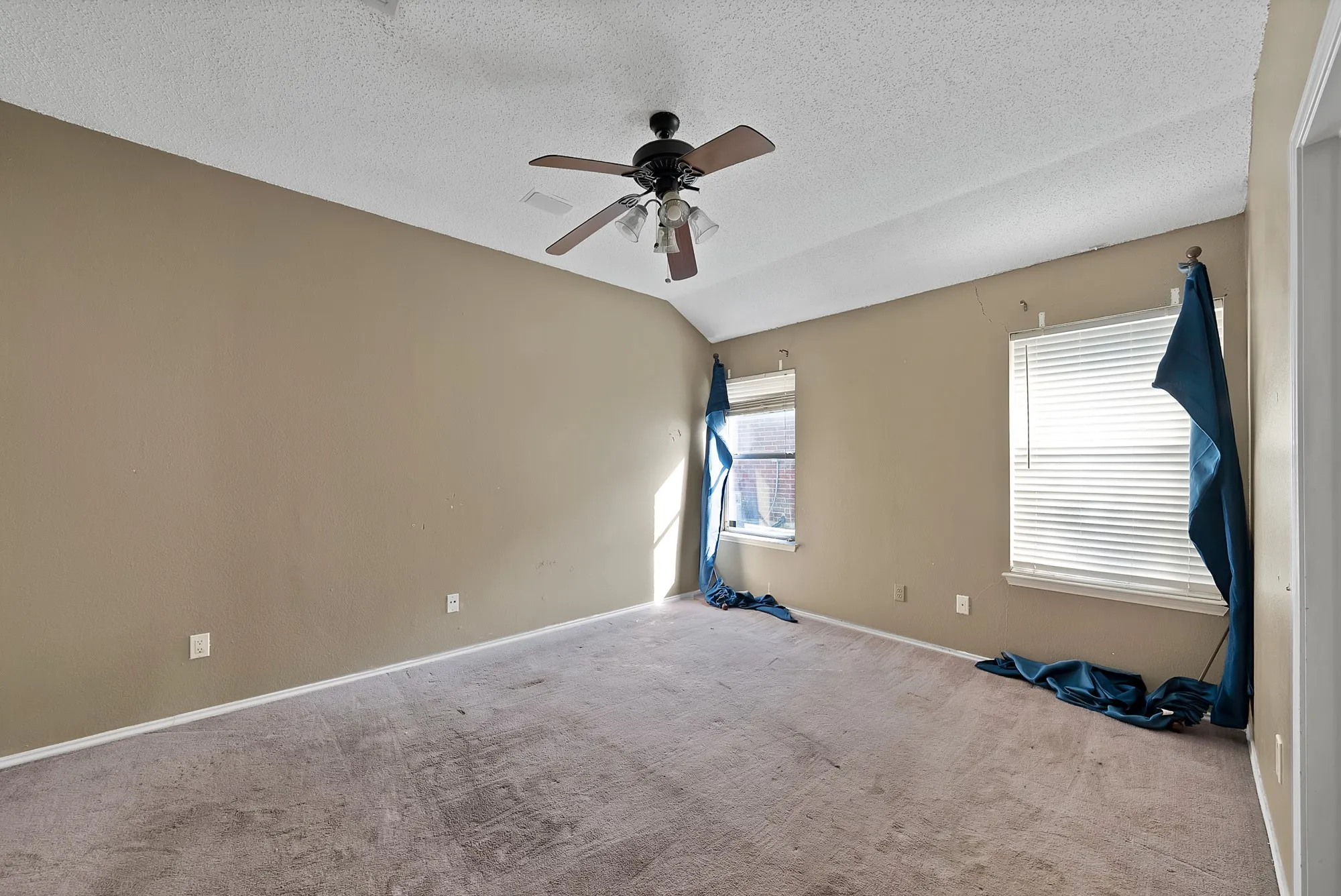 Single Family Residence For Sale in Dallas County , 2137 Emerald Oaks, Mesquite, Texas 75181, 3 Bedroom, 2 Bathroom, Garage spaces, 1,740 Sqft, built in 1992, mls#21353051, Real Estate Agent in Mesquite, Homes For Sale in Dallas county, Homes For Sale in Mesquite, Realtor in Mesquite Texas, Real Estate Brokerage Independent Realty Texas, Luminita Cordes Realtor
