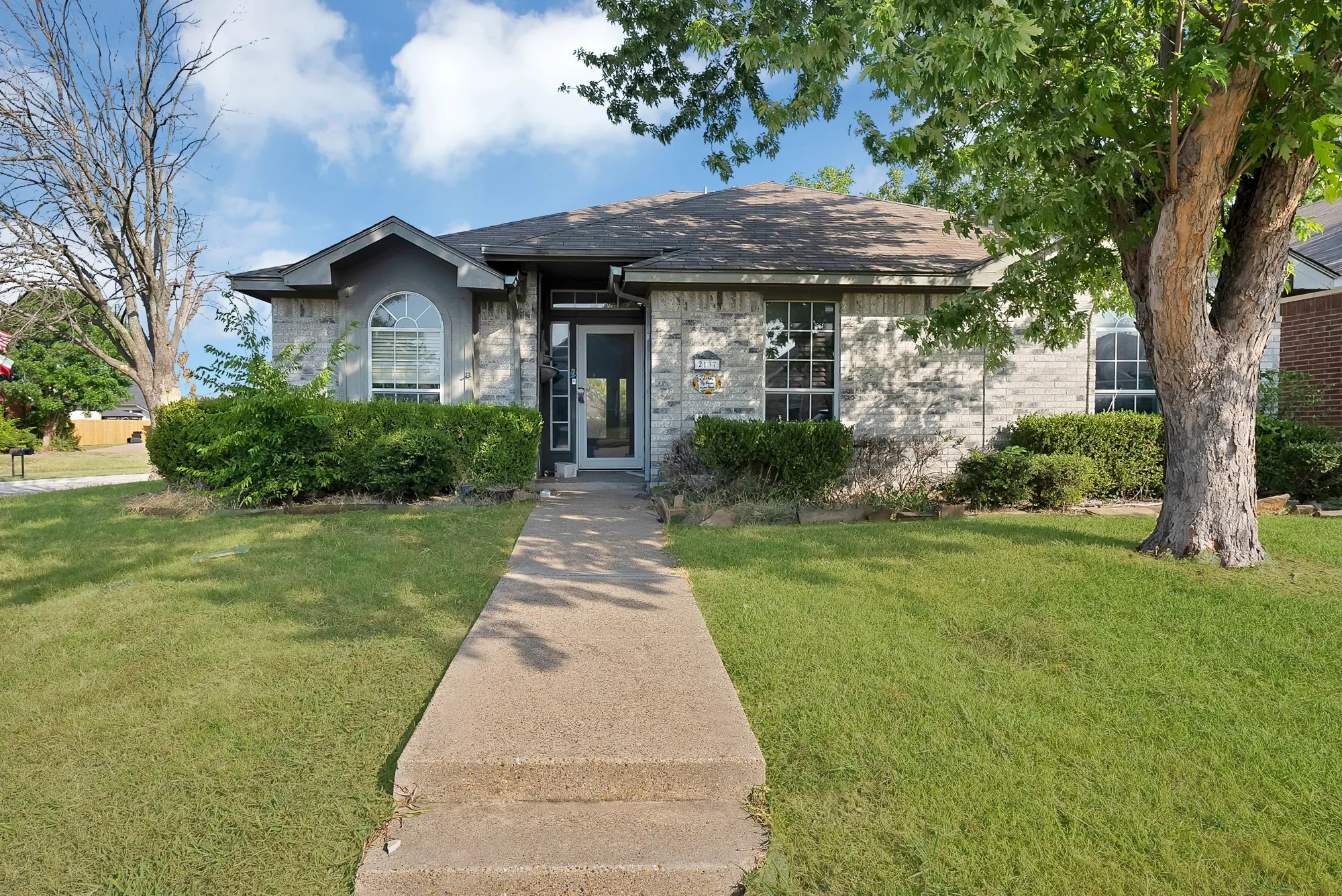 Single Family Residence For Sale in Dallas County , 2137 Emerald Oaks, Mesquite, Texas 75181, 3 Bedroom, 2 Bathroom, Garage spaces, 1,740 Sqft, built in 1992, mls#21353051, Real Estate Agent in Mesquite, Homes For Sale in Dallas county, Homes For Sale in Mesquite, Realtor in Mesquite Texas, Real Estate Brokerage Independent Realty Texas, Luminita Cordes Realtor