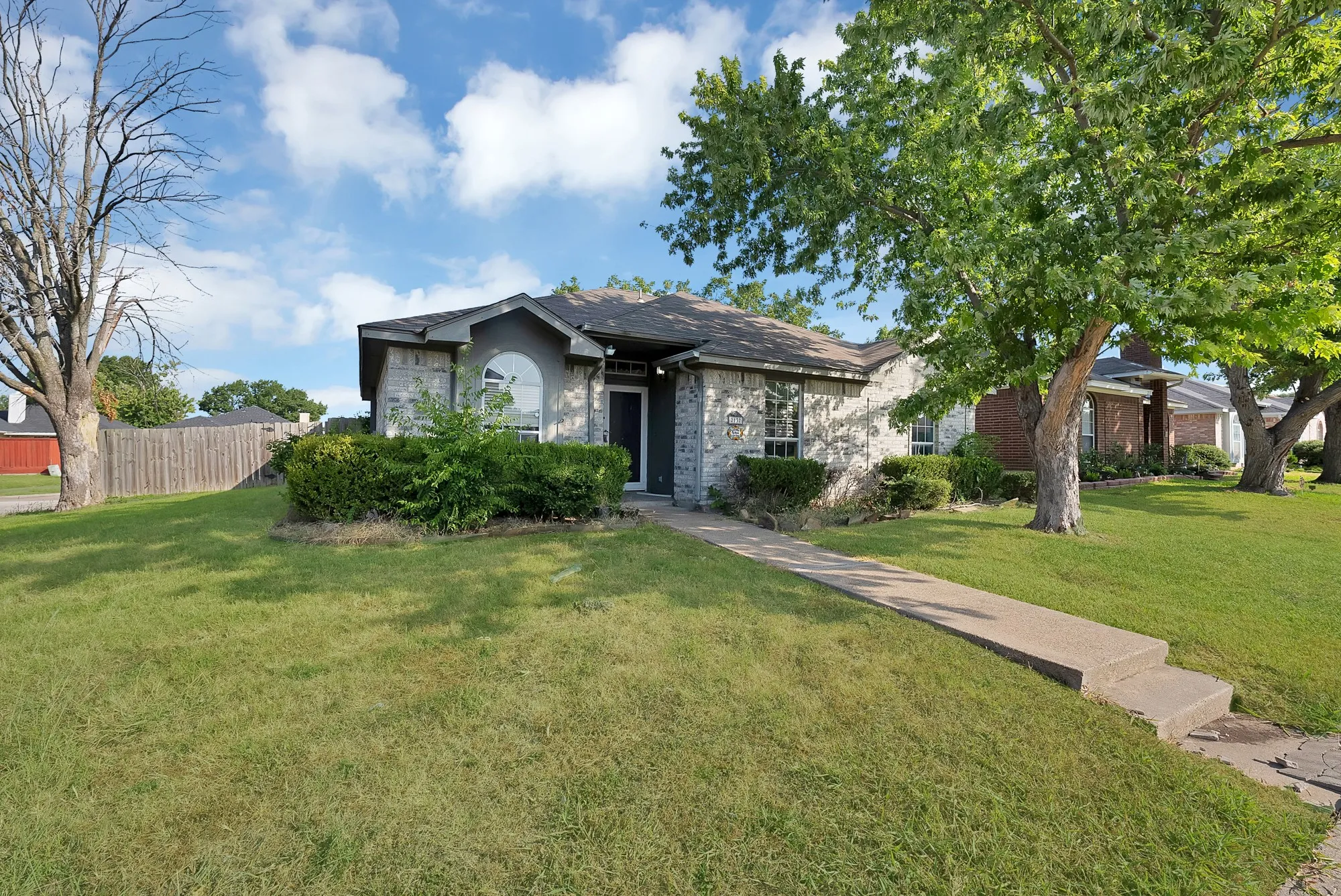 Single Family Residence For Sale in Dallas County , 2137 Emerald Oaks, Mesquite, Texas 75181, 3 Bedroom, 2 Bathroom, Garage spaces, 1,740 Sqft, built in 1992, mls#21353051, Real Estate Agent in Mesquite, Homes For Sale in Dallas county, Homes For Sale in Mesquite, Realtor in Mesquite Texas, Real Estate Brokerage Independent Realty Texas, Luminita Cordes Realtor