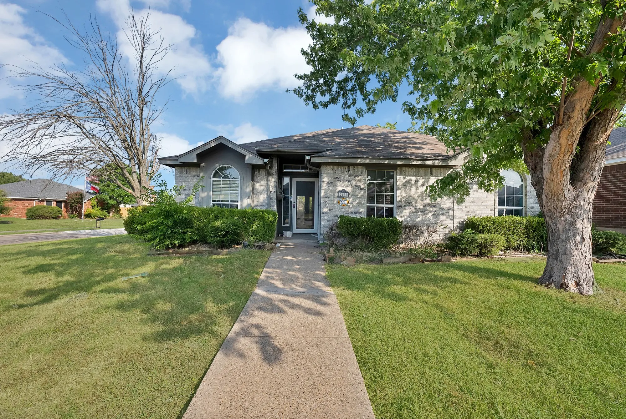 Single Family Residence For Sale in Dallas County , 2137 Emerald Oaks, Mesquite, Texas 75181, 3 Bedroom, 2 Bathroom, Garage spaces, 1,740 Sqft, built in 1992, mls#21353051, Real Estate Agent in Mesquite, Homes For Sale in Dallas county, Homes For Sale in Mesquite, Realtor in Mesquite Texas, Real Estate Brokerage Independent Realty Texas, Luminita Cordes Realtor