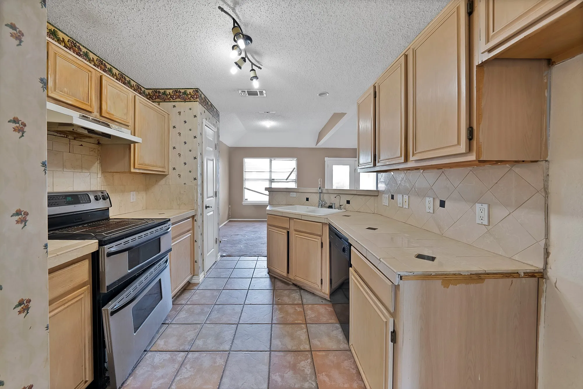 Single Family Residence For Sale in Dallas County , 2137 Emerald Oaks, Mesquite, Texas 75181, 3 Bedroom, 2 Bathroom, Garage spaces, 1,740 Sqft, built in 1992, mls#21353051, Real Estate Agent in Mesquite, Homes For Sale in Dallas county, Homes For Sale in Mesquite, Realtor in Mesquite Texas, Real Estate Brokerage Independent Realty Texas, Luminita Cordes Realtor