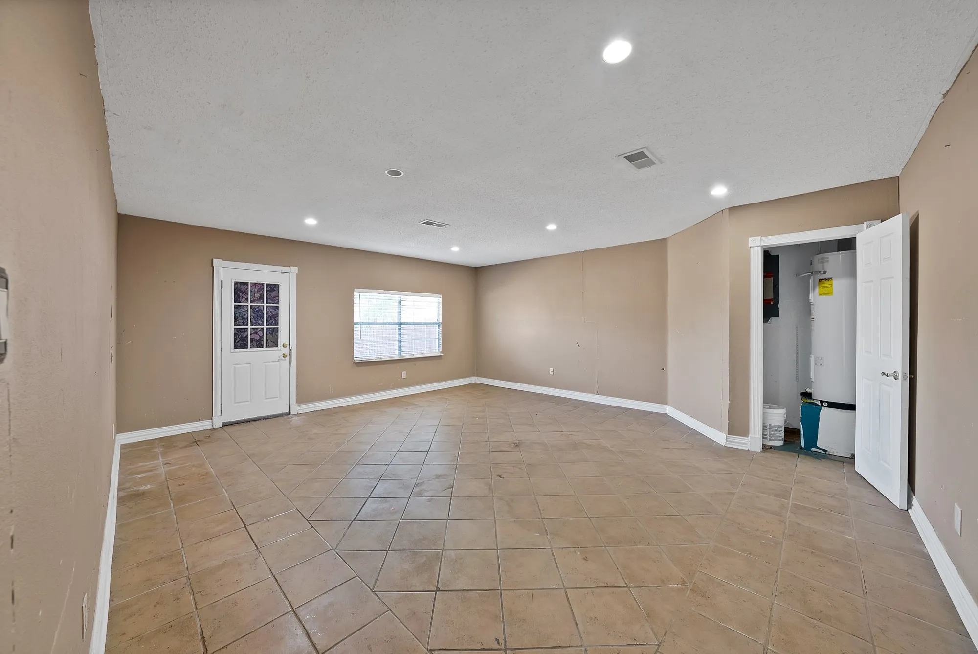 Single Family Residence For Sale in Dallas County , 2137 Emerald Oaks, Mesquite, Texas 75181, 3 Bedroom, 2 Bathroom, Garage spaces, 1,740 Sqft, built in 1992, mls#21353051, Real Estate Agent in Mesquite, Homes For Sale in Dallas county, Homes For Sale in Mesquite, Realtor in Mesquite Texas, Real Estate Brokerage Independent Realty Texas, Luminita Cordes Realtor