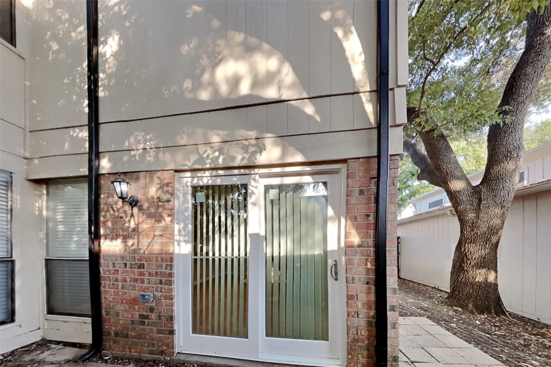 Single Family Residence For Rent in Dallas County , 2930 Canis Circle, Garland, Texas 75044, 3 Bedroom, 3 Bathroom, 2 Garage spaces, 1,540 Sqft, built in 1979, mls#21354076, Real Estate Agent in Garland, Homes For Rent in Dallas county, Homes For Rent in Garland, Realtor in Garland Texas, Real Estate Brokerage Independent Realty Texas, Luminita Cordes Realtor