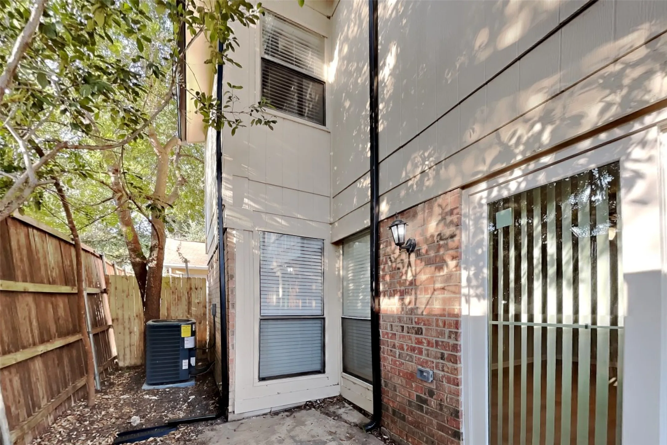 Single Family Residence For Rent in Dallas County , 2930 Canis Circle, Garland, Texas 75044, 3 Bedroom, 3 Bathroom, 2 Garage spaces, 1,540 Sqft, built in 1979, mls#21354076, Real Estate Agent in Garland, Homes For Rent in Dallas county, Homes For Rent in Garland, Realtor in Garland Texas, Real Estate Brokerage Independent Realty Texas, Luminita Cordes Realtor