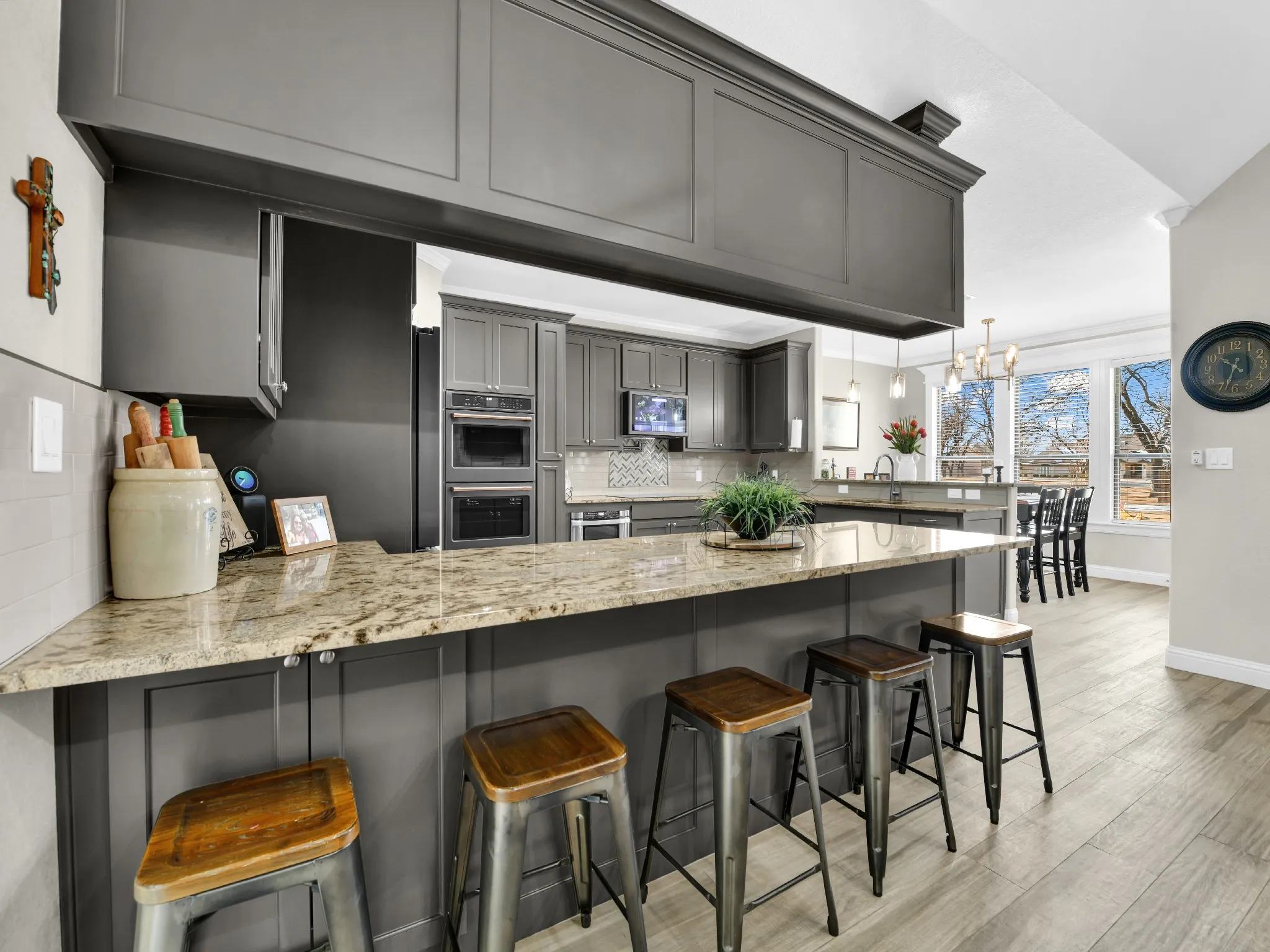 Kitchen with Barstool area