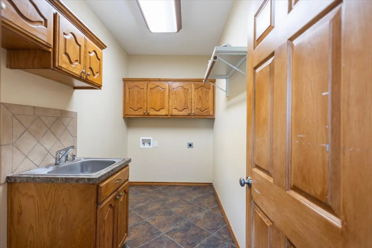 Single Family Residence For Sale in Van Zandt County , 2777 Vz County Road 1810, Grand Saline, Texas 75140, 6 Bedrooms, 4 Bathrooms, 2 Garage spaces, 3,266 Sqft, built in 2003, Price $850,000, mls#21353845, Real Estate Agent in Grand Saline, Homes For Sale in Van Zandt county, Homes For Sale in Grand Saline, Realtor in Grand Saline Texas, Real Estate Brokerage Independent Realty Texas, Luminita Cordes Realtor