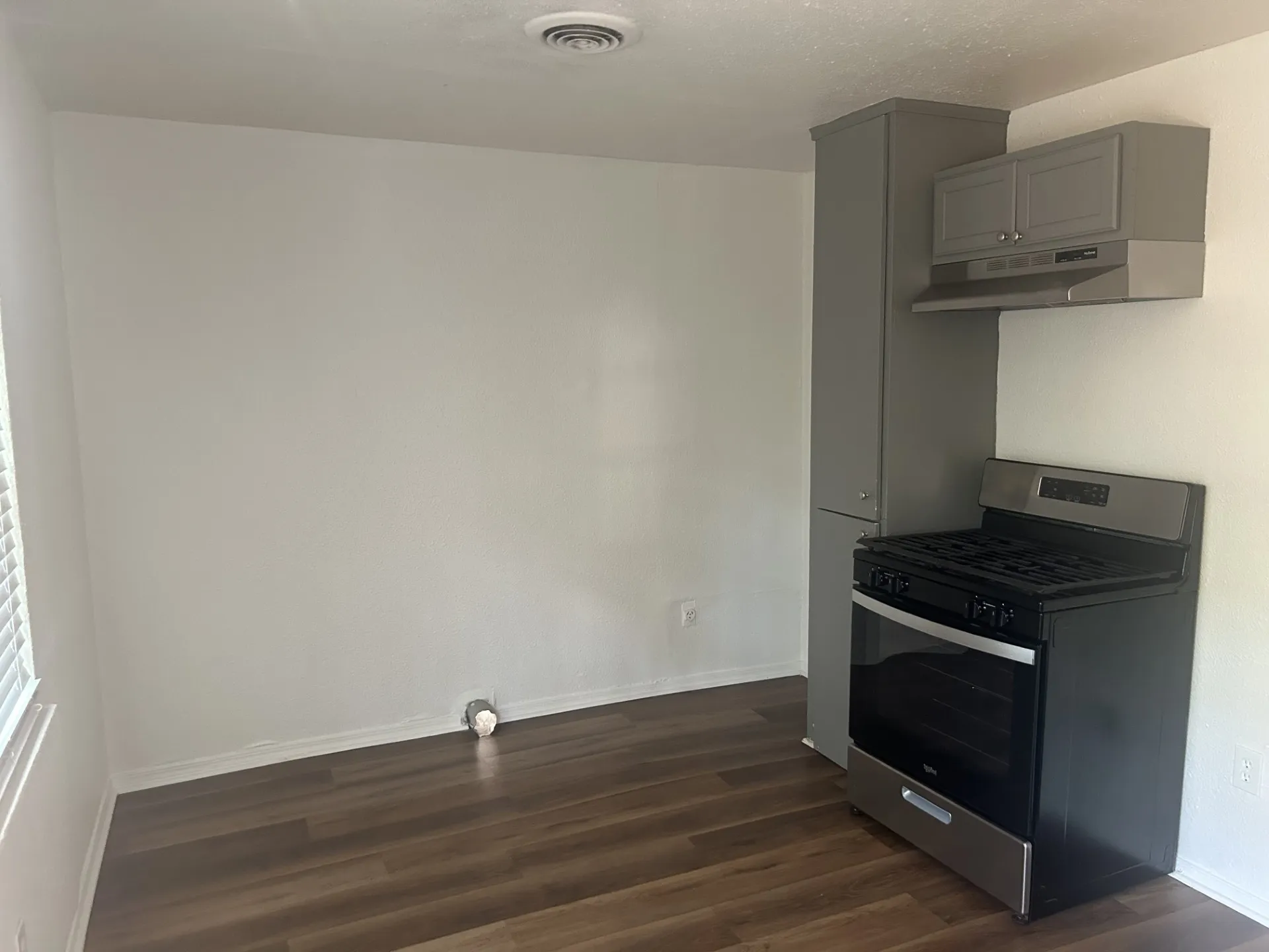 Single Family Residence For Rent in Dallas County , 517 Hawthorne Street, Irving, Texas 75061, 3 Bedroom, 1 Bathroom, Garage spaces, 1,000 Sqft, built in 1950, mls#21353970, Real Estate Agent in Irving, Homes For Rent in Dallas county, Homes For Rent in Irving, Realtor in Irving Texas, Real Estate Brokerage Independent Realty Texas, Luminita Cordes Realtor