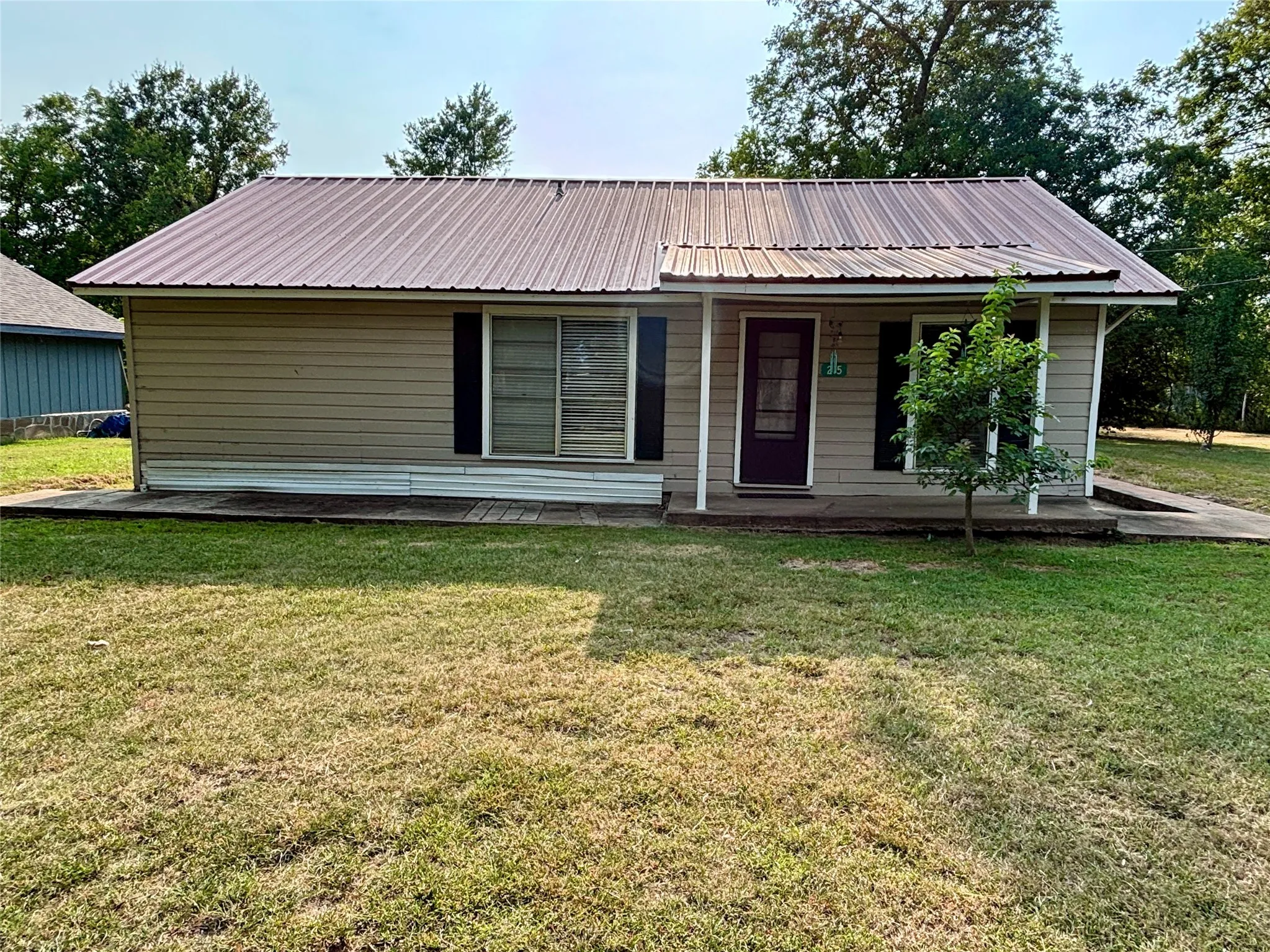 Single Family Residence For Sale in Titus County , 215 Cleveland, Winfield, Texas 75493, 2 Bedroom, 1 Bathroom, Garage spaces, 1,471 Sqft, built in 1947, mls#21352976, Real Estate Agent in Winfield, Homes For Sale in Titus county, Homes For Sale in Winfield, Realtor in Winfield Texas, Real Estate Brokerage Independent Realty Texas, Luminita Cordes Realtor