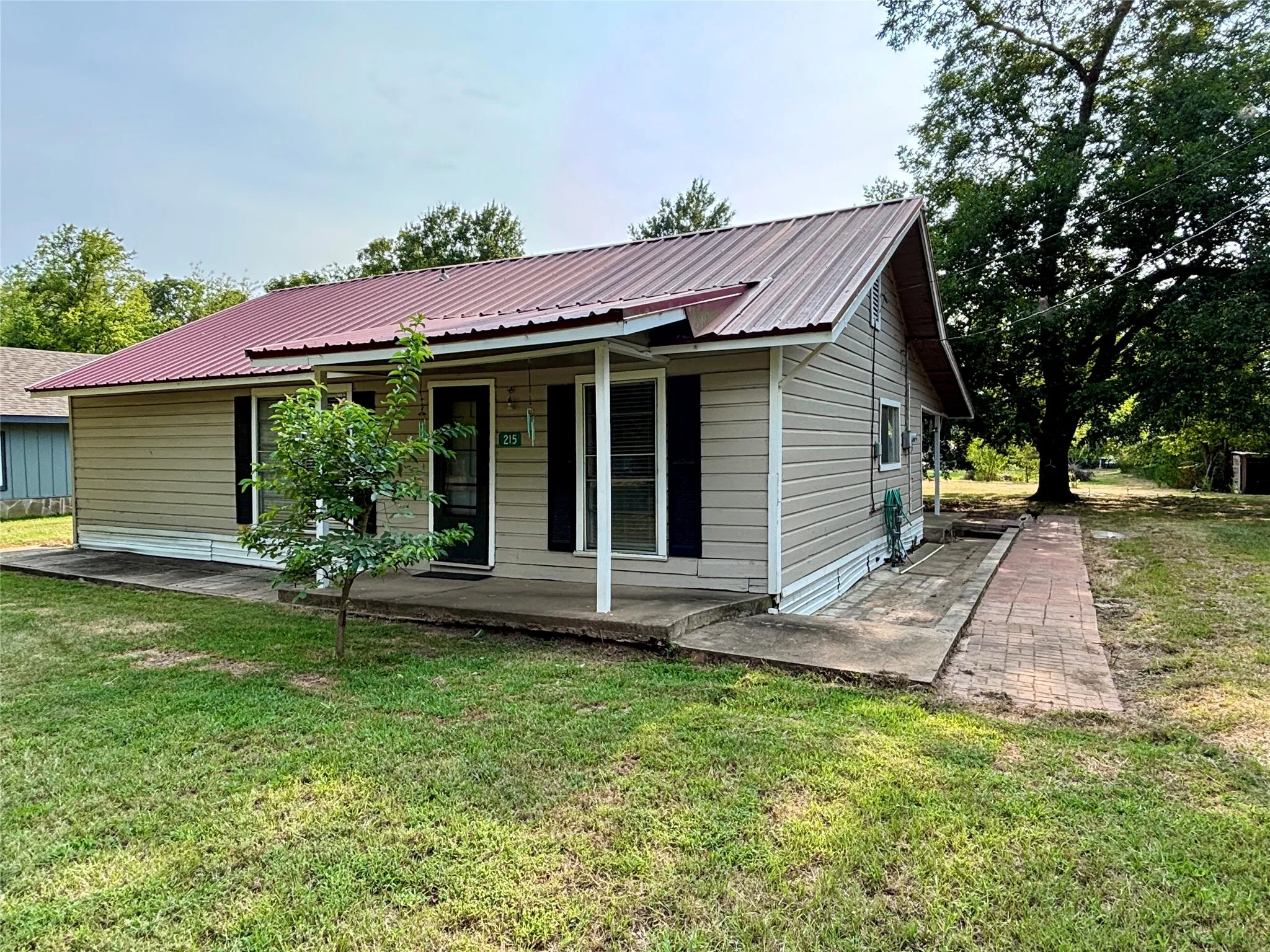 Single Family Residence For Sale in Titus County , 215 Cleveland, Winfield, Texas 75493, 2 Bedroom, 1 Bathroom, Garage spaces, 1,471 Sqft, built in 1947, mls#21352976, Real Estate Agent in Winfield, Homes For Sale in Titus county, Homes For Sale in Winfield, Realtor in Winfield Texas, Real Estate Brokerage Independent Realty Texas, Luminita Cordes Realtor