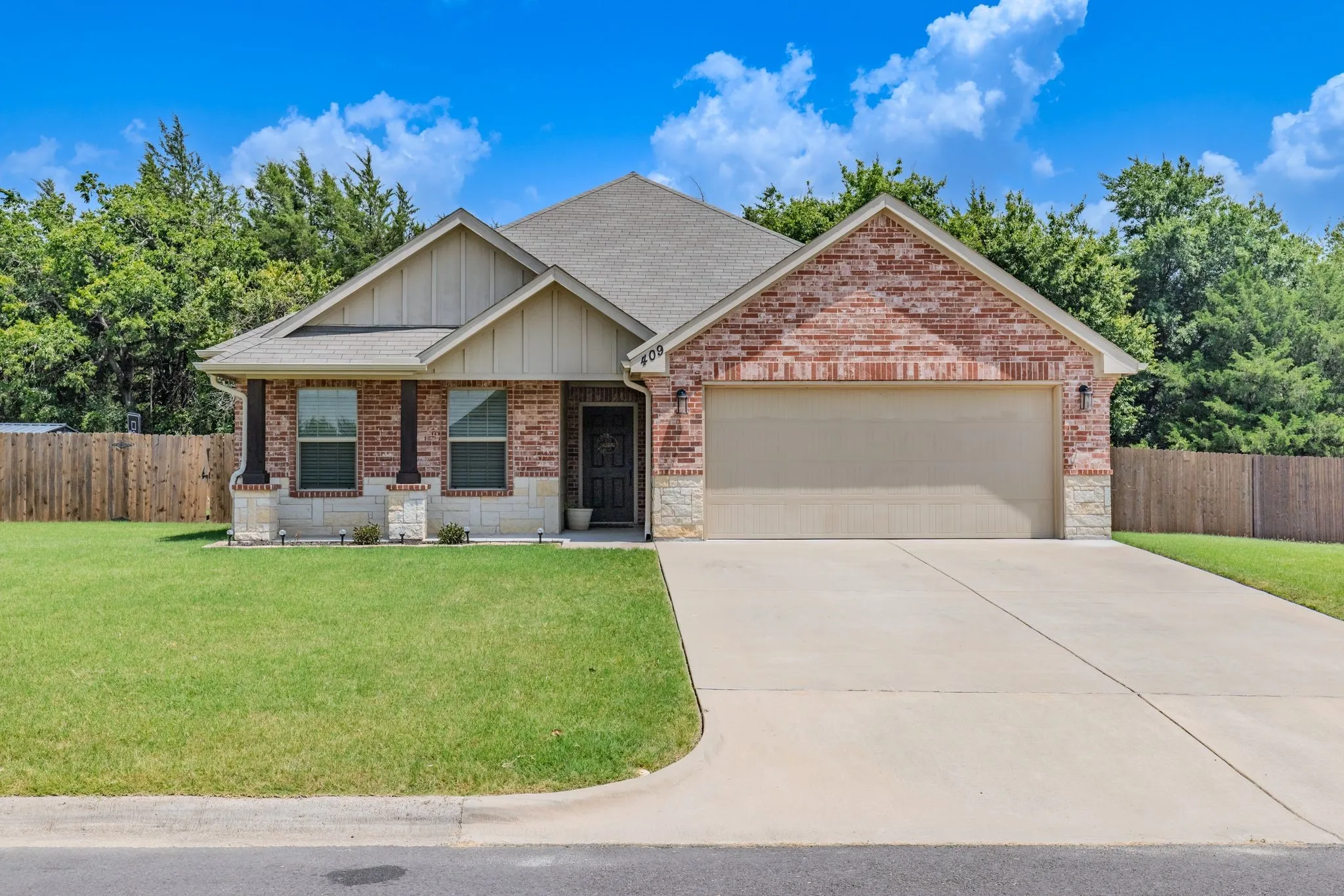 Single Family Residence For Sale in Hunt County , 409 Mesa Drive, Lone Oak, Texas 75453, 4 Bedroom, 2 Bathroom, 2 Garage spaces, 1,771 Sqft, built in 2020, mls#21351236, Real Estate Agent in Lone Oak, Homes For Sale in Hunt county, Homes For Sale in Lone Oak, Realtor in Lone Oak Texas, Real Estate Brokerage Independent Realty Texas, Luminita Cordes Realtor