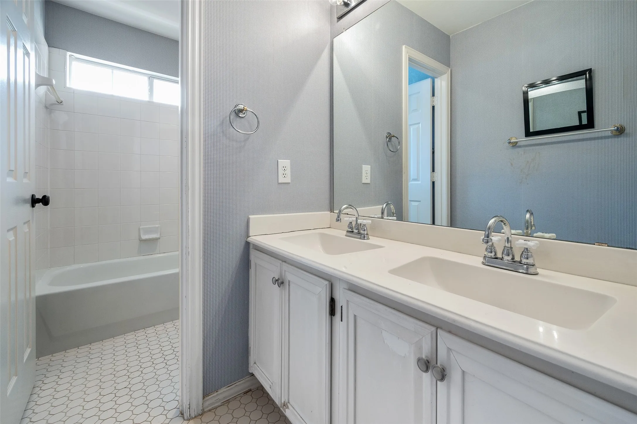 Single Family Residence For Sale in Denton County , 3208 Oak Meadow Drive, Flower Mound, Texas 75028, 4 Bedroom, 3 Bathroom, 2 Garage spaces, 2,707 Sqft, built in 1994, mls#21345720, Real Estate Agent in Flower Mound, Homes For Sale in Denton county, Homes For Sale in Flower Mound, Realtor in Flower Mound Texas, Real Estate Brokerage Independent Realty Texas, Luminita Cordes Realtor