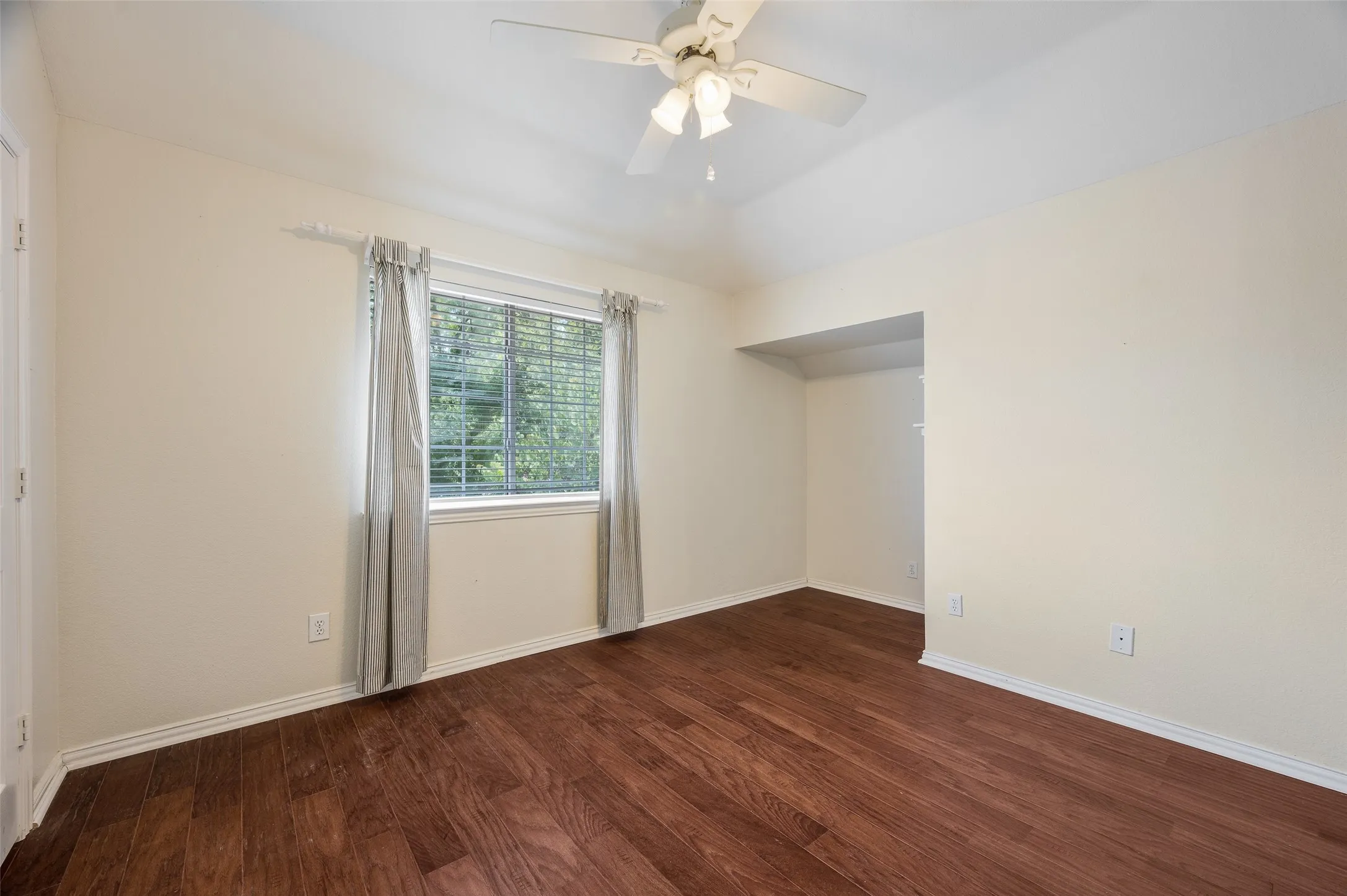 Single Family Residence For Sale in Denton County , 3208 Oak Meadow Drive, Flower Mound, Texas 75028, 4 Bedroom, 3 Bathroom, 2 Garage spaces, 2,707 Sqft, built in 1994, mls#21345720, Real Estate Agent in Flower Mound, Homes For Sale in Denton county, Homes For Sale in Flower Mound, Realtor in Flower Mound Texas, Real Estate Brokerage Independent Realty Texas, Luminita Cordes Realtor