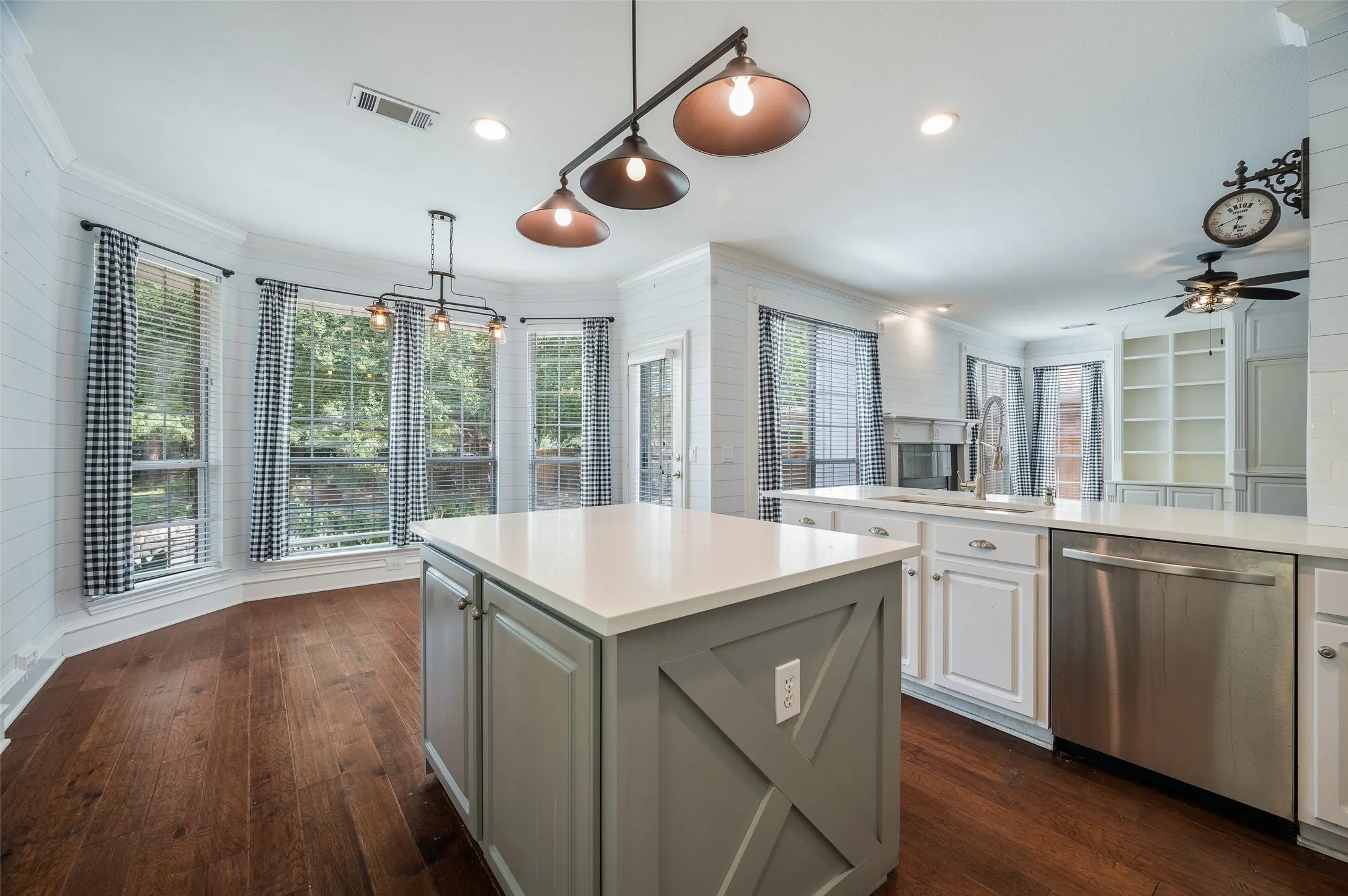 Single Family Residence For Sale in Denton County , 3208 Oak Meadow Drive, Flower Mound, Texas 75028, 4 Bedroom, 3 Bathroom, 2 Garage spaces, 2,707 Sqft, built in 1994, mls#21345720, Real Estate Agent in Flower Mound, Homes For Sale in Denton county, Homes For Sale in Flower Mound, Realtor in Flower Mound Texas, Real Estate Brokerage Independent Realty Texas, Luminita Cordes Realtor