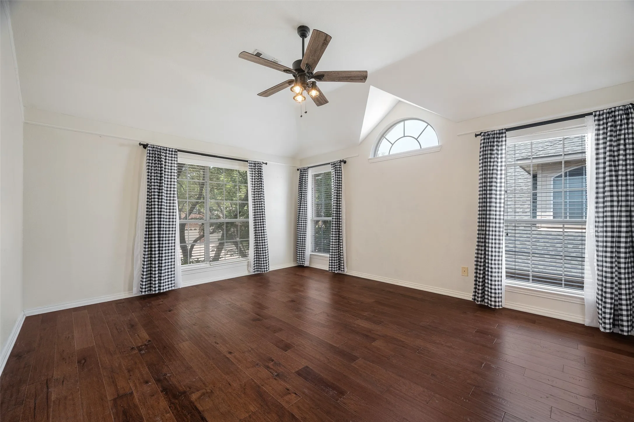 Single Family Residence For Sale in Denton County , 3208 Oak Meadow Drive, Flower Mound, Texas 75028, 4 Bedroom, 3 Bathroom, 2 Garage spaces, 2,707 Sqft, built in 1994, mls#21345720, Real Estate Agent in Flower Mound, Homes For Sale in Denton county, Homes For Sale in Flower Mound, Realtor in Flower Mound Texas, Real Estate Brokerage Independent Realty Texas, Luminita Cordes Realtor