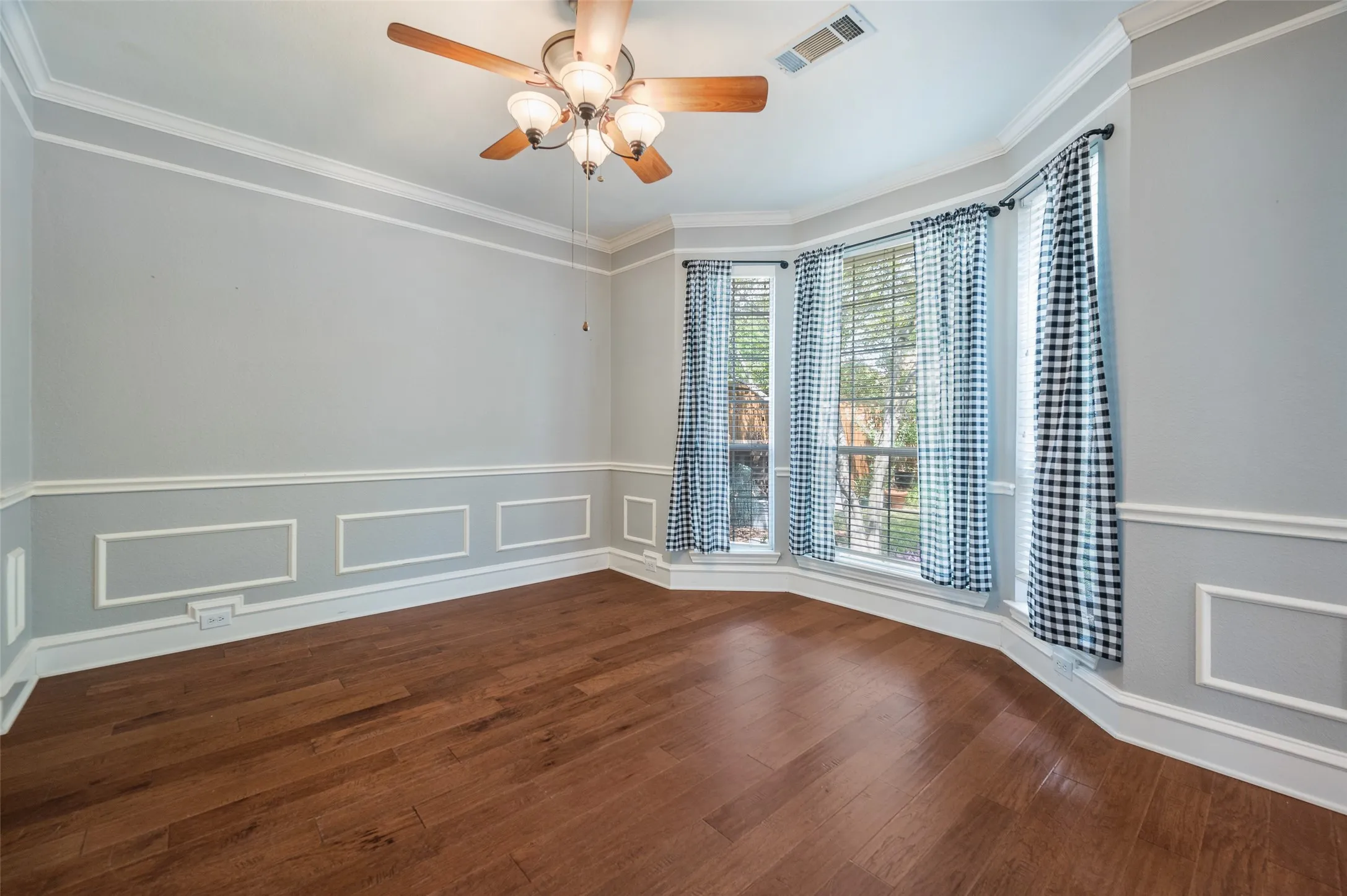 Single Family Residence For Sale in Denton County , 3208 Oak Meadow Drive, Flower Mound, Texas 75028, 4 Bedroom, 3 Bathroom, 2 Garage spaces, 2,707 Sqft, built in 1994, mls#21345720, Real Estate Agent in Flower Mound, Homes For Sale in Denton county, Homes For Sale in Flower Mound, Realtor in Flower Mound Texas, Real Estate Brokerage Independent Realty Texas, Luminita Cordes Realtor