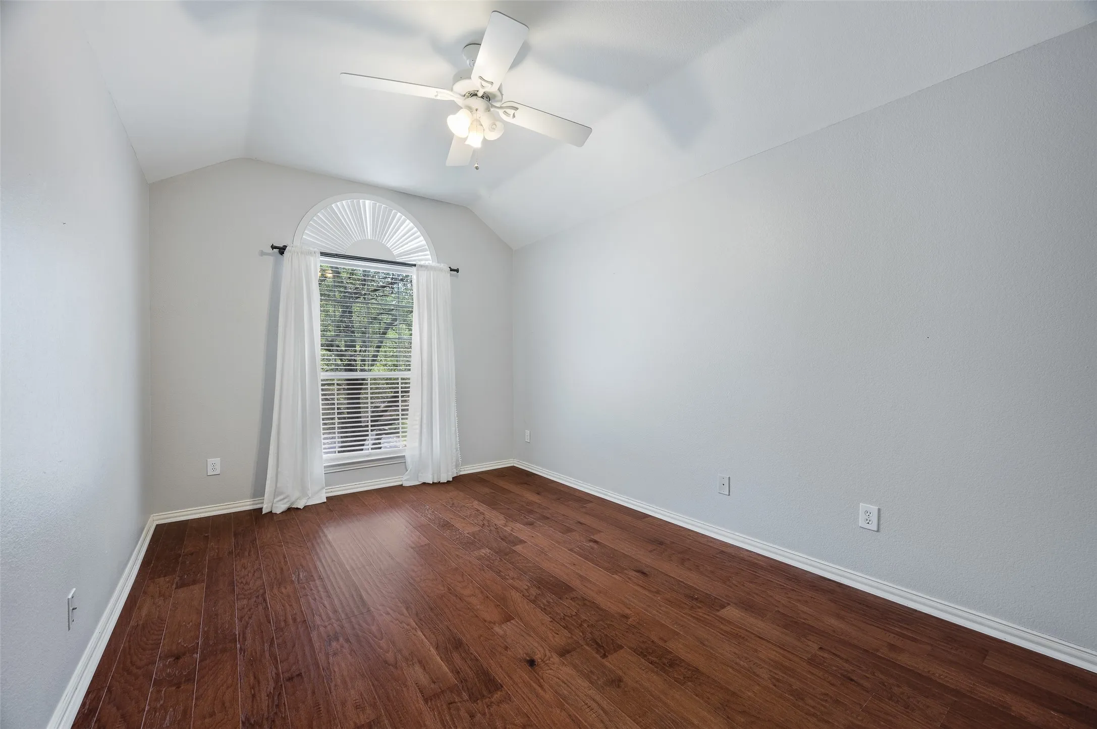 Single Family Residence For Sale in Denton County , 3208 Oak Meadow Drive, Flower Mound, Texas 75028, 4 Bedroom, 3 Bathroom, 2 Garage spaces, 2,707 Sqft, built in 1994, mls#21345720, Real Estate Agent in Flower Mound, Homes For Sale in Denton county, Homes For Sale in Flower Mound, Realtor in Flower Mound Texas, Real Estate Brokerage Independent Realty Texas, Luminita Cordes Realtor