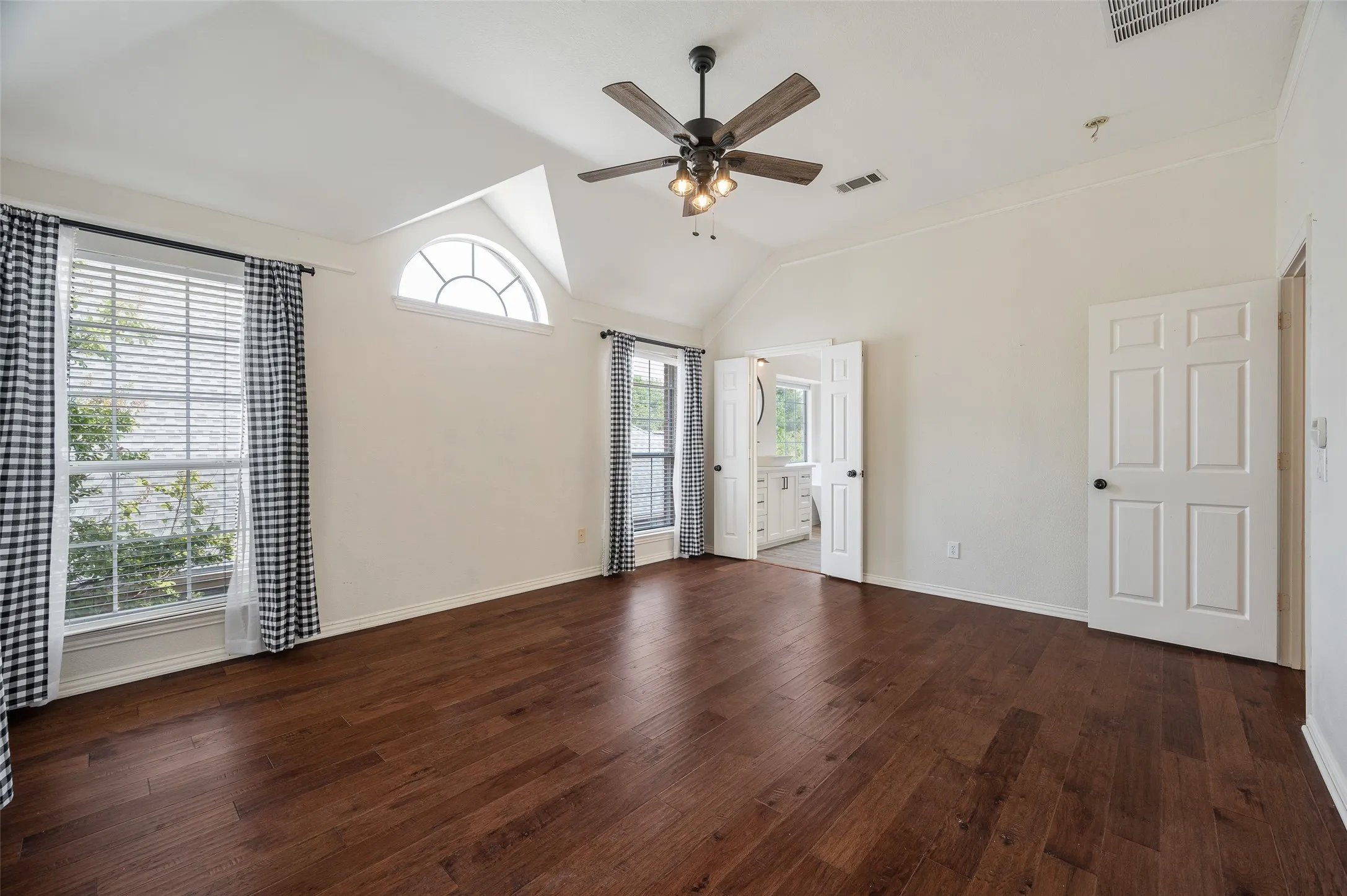 Single Family Residence For Sale in Denton County , 3208 Oak Meadow Drive, Flower Mound, Texas 75028, 4 Bedroom, 3 Bathroom, 2 Garage spaces, 2,707 Sqft, built in 1994, mls#21345720, Real Estate Agent in Flower Mound, Homes For Sale in Denton county, Homes For Sale in Flower Mound, Realtor in Flower Mound Texas, Real Estate Brokerage Independent Realty Texas, Luminita Cordes Realtor