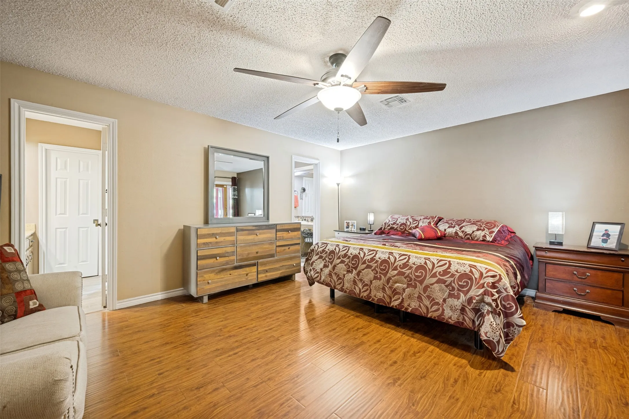 Single Family Residence For Sale in Denton County , 1925 Highland Park Circle, Denton, Texas 76205, 3 Bedroom, 2 Bathroom, 2 Garage spaces, 2,067 Sqft, built in 1984, mls#21351964, Real Estate Agent in Denton, Homes For Sale in Denton county, Homes For Sale in Denton, Realtor in Denton Texas, Real Estate Brokerage Independent Realty Texas, Luminita Cordes Realtor