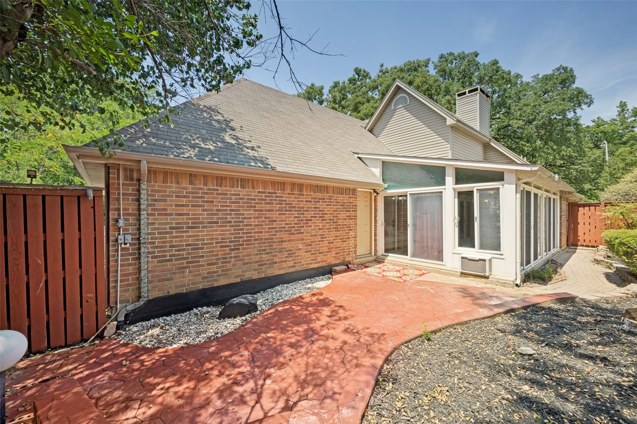 Single Family Residence For Sale in Denton County , 1925 Highland Park Circle, Denton, Texas 76205, 3 Bedroom, 2 Bathroom, 2 Garage spaces, 2,067 Sqft, built in 1984, mls#21351964, Real Estate Agent in Denton, Homes For Sale in Denton county, Homes For Sale in Denton, Realtor in Denton Texas, Real Estate Brokerage Independent Realty Texas, Luminita Cordes Realtor