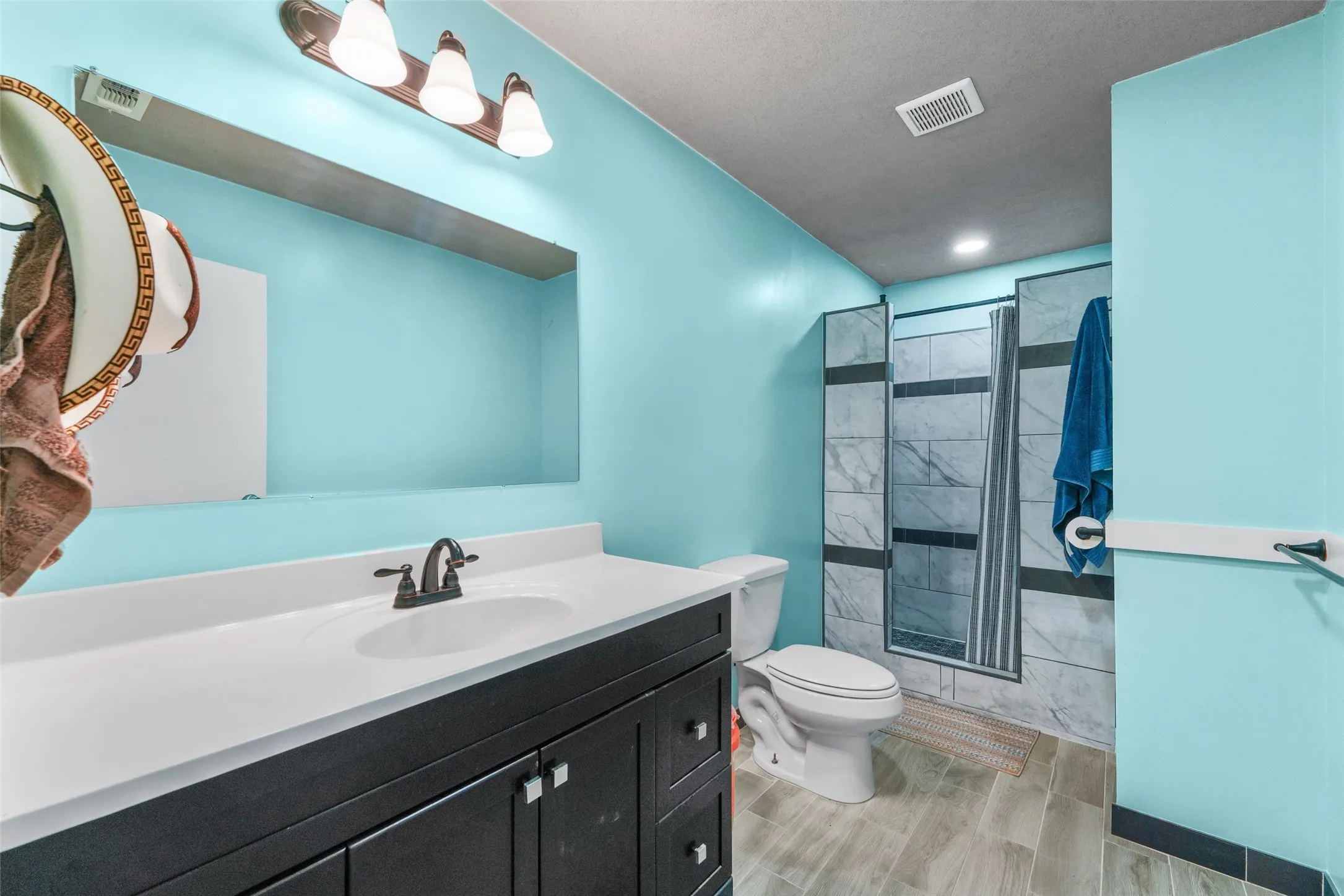Single Family Residence For Sale in Hunt County , 10863 Lakeview Trail, Quinlan, Texas 75474, 7 Bedroom, 3 Bathroom, Garage spaces, 3,053 Sqft, built in 1986, mls#21354120, Real Estate Agent in Quinlan, Homes For Sale in Hunt county, Homes For Sale in Quinlan, Realtor in Quinlan Texas, Real Estate Brokerage Independent Realty Texas, Luminita Cordes Realtor