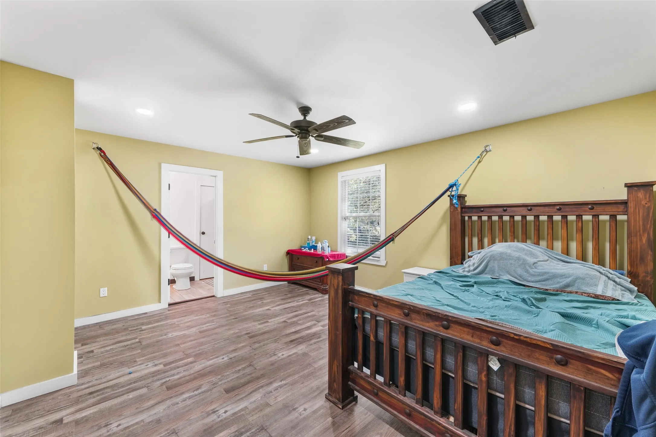 Single Family Residence For Sale in Hunt County , 10863 Lakeview Trail, Quinlan, Texas 75474, 7 Bedroom, 3 Bathroom, Garage spaces, 3,053 Sqft, built in 1986, mls#21354120, Real Estate Agent in Quinlan, Homes For Sale in Hunt county, Homes For Sale in Quinlan, Realtor in Quinlan Texas, Real Estate Brokerage Independent Realty Texas, Luminita Cordes Realtor