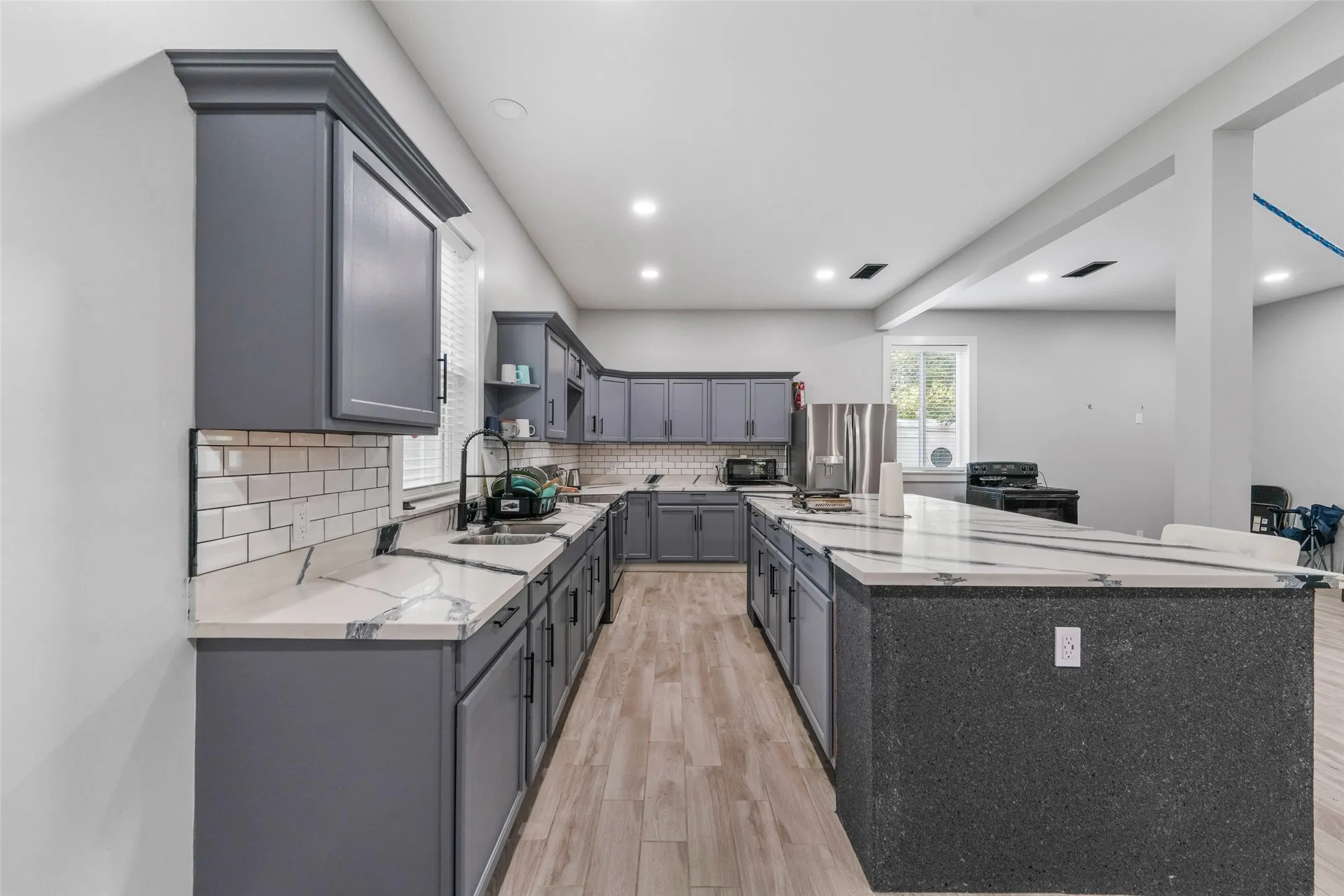 Single Family Residence For Sale in Hunt County , 10863 Lakeview Trail, Quinlan, Texas 75474, 7 Bedroom, 3 Bathroom, Garage spaces, 3,053 Sqft, built in 1986, mls#21354120, Real Estate Agent in Quinlan, Homes For Sale in Hunt county, Homes For Sale in Quinlan, Realtor in Quinlan Texas, Real Estate Brokerage Independent Realty Texas, Luminita Cordes Realtor