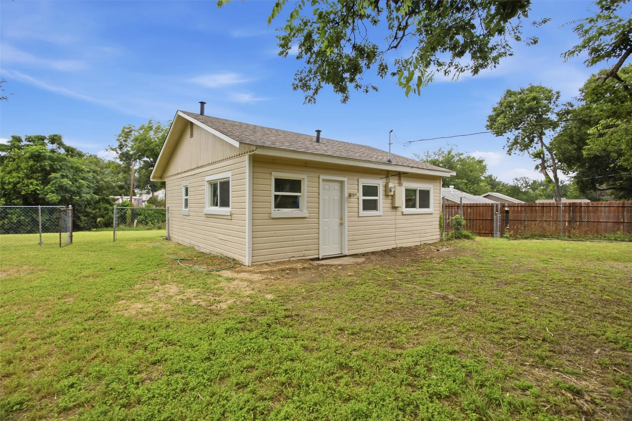Single Family Residence For Sale in Tarrant County , 2264 Fritz Allen Street, Sansom Park, Texas 76114, 2 Bedroom, 1 Bathroom, Garage spaces, 624 Sqft, built in 1952, mls#21354126, Real Estate Agent in Sansom Park, Homes For Sale in Tarrant county, Homes For Sale in Sansom Park, Realtor in Sansom Park Texas, Real Estate Brokerage Independent Realty Texas, Luminita Cordes Realtor