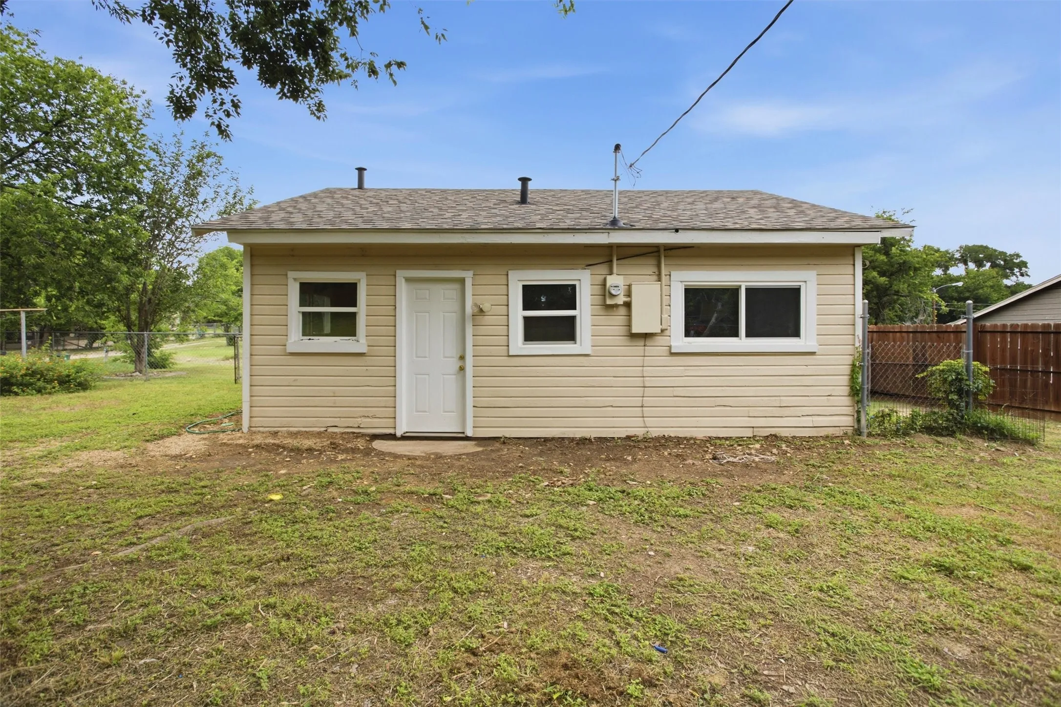 Single Family Residence For Sale in Tarrant County , 2264 Fritz Allen Street, Sansom Park, Texas 76114, 2 Bedroom, 1 Bathroom, Garage spaces, 624 Sqft, built in 1952, mls#21354126, Real Estate Agent in Sansom Park, Homes For Sale in Tarrant county, Homes For Sale in Sansom Park, Realtor in Sansom Park Texas, Real Estate Brokerage Independent Realty Texas, Luminita Cordes Realtor