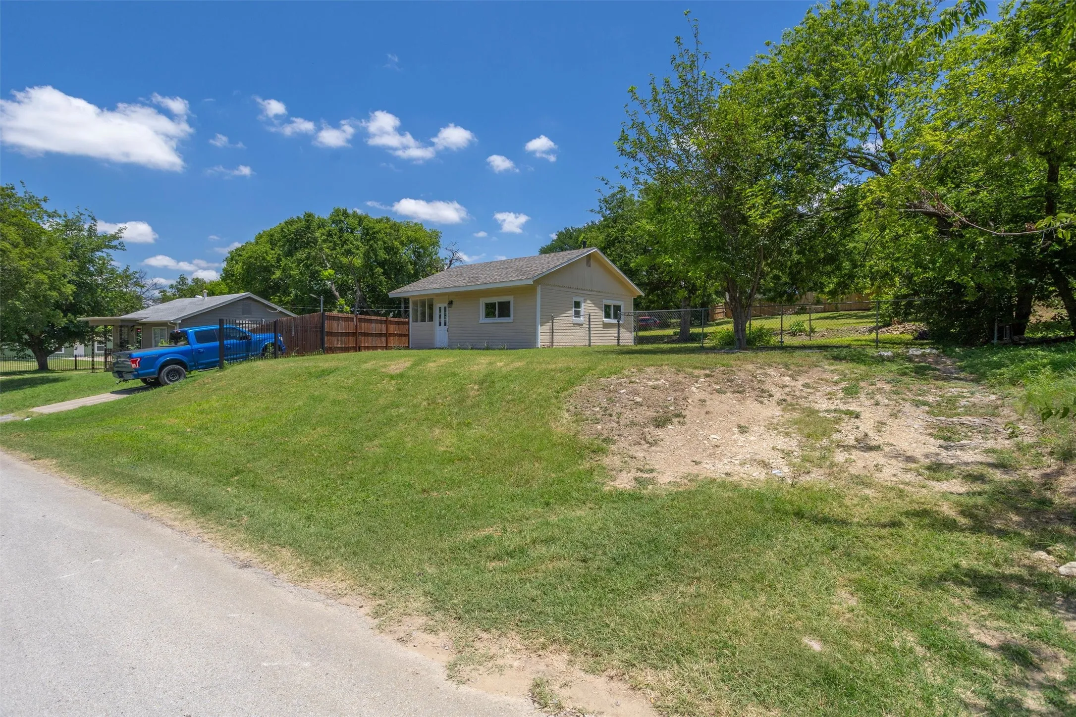 Single Family Residence For Sale in Tarrant County , 2264 Fritz Allen Street, Sansom Park, Texas 76114, 2 Bedroom, 1 Bathroom, Garage spaces, 624 Sqft, built in 1952, mls#21354126, Real Estate Agent in Sansom Park, Homes For Sale in Tarrant county, Homes For Sale in Sansom Park, Realtor in Sansom Park Texas, Real Estate Brokerage Independent Realty Texas, Luminita Cordes Realtor