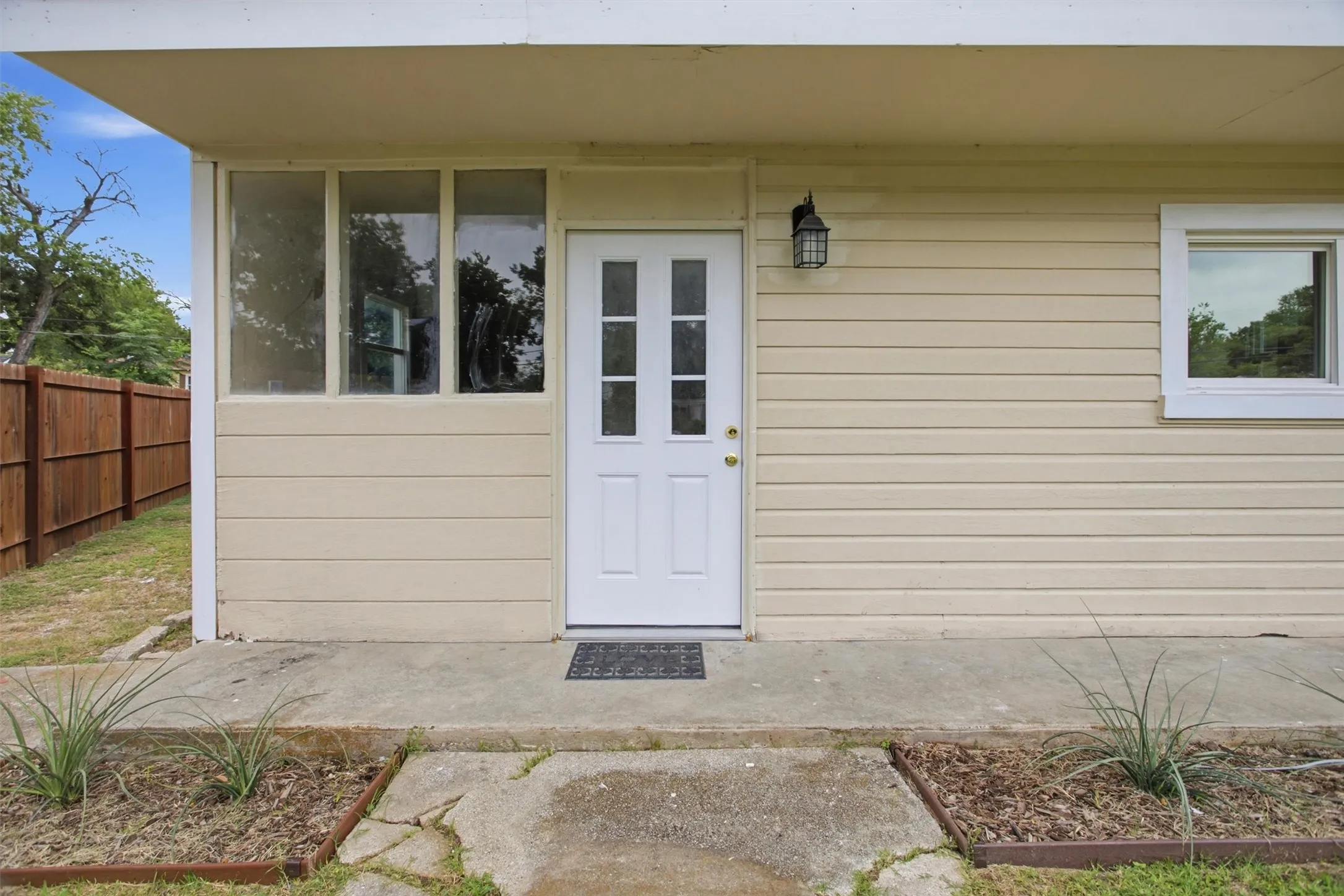 Single Family Residence For Sale in Tarrant County , 2264 Fritz Allen Street, Sansom Park, Texas 76114, 2 Bedroom, 1 Bathroom, Garage spaces, 624 Sqft, built in 1952, mls#21354126, Real Estate Agent in Sansom Park, Homes For Sale in Tarrant county, Homes For Sale in Sansom Park, Realtor in Sansom Park Texas, Real Estate Brokerage Independent Realty Texas, Luminita Cordes Realtor