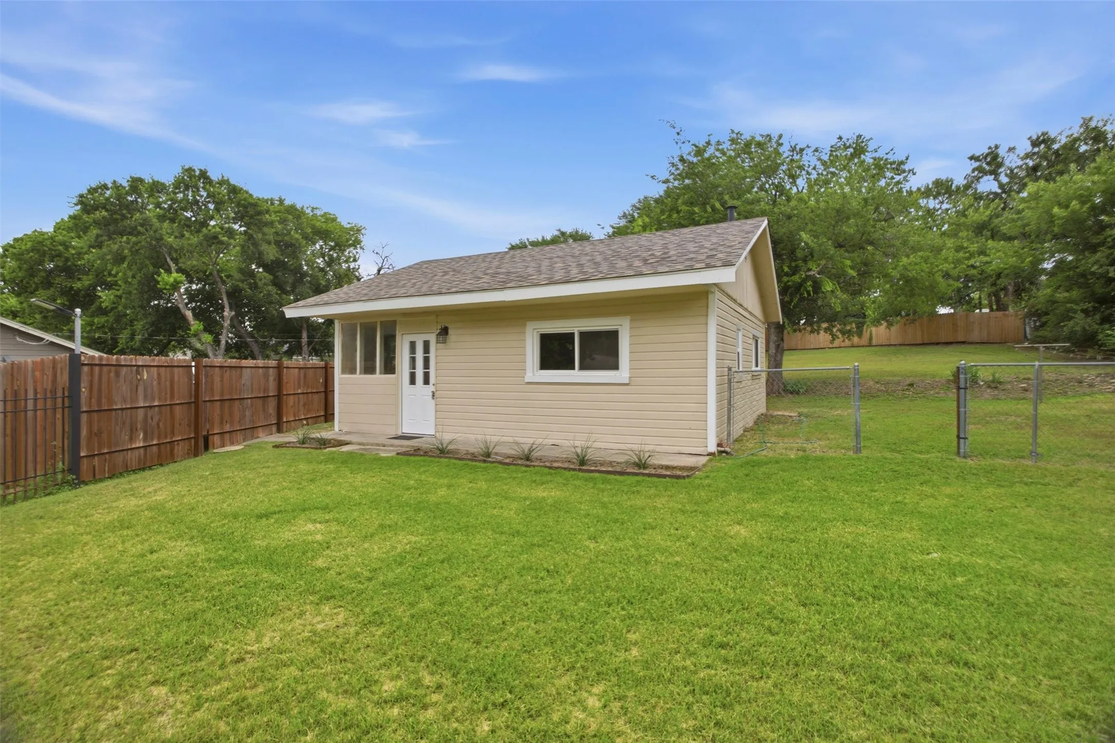 Single Family Residence For Sale in Tarrant County , 2264 Fritz Allen Street, Sansom Park, Texas 76114, 2 Bedroom, 1 Bathroom, Garage spaces, 624 Sqft, built in 1952, mls#21354126, Real Estate Agent in Sansom Park, Homes For Sale in Tarrant county, Homes For Sale in Sansom Park, Realtor in Sansom Park Texas, Real Estate Brokerage Independent Realty Texas, Luminita Cordes Realtor