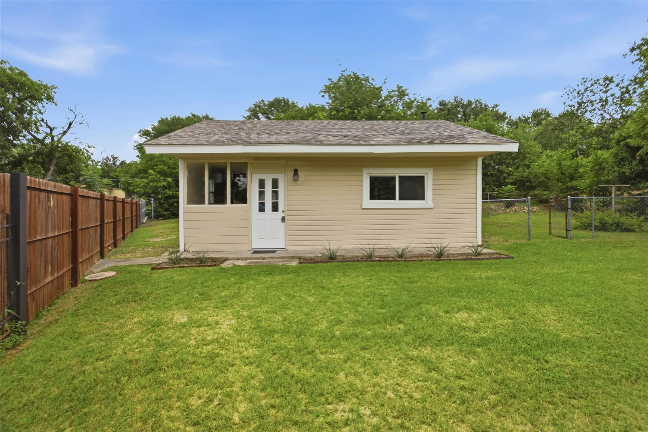 Single Family Residence For Sale in Tarrant County , 2264 Fritz Allen Street, Sansom Park, Texas 76114, 2 Bedroom, 1 Bathroom, Garage spaces, 624 Sqft, built in 1952, mls#21354126, Real Estate Agent in Sansom Park, Homes For Sale in Tarrant county, Homes For Sale in Sansom Park, Realtor in Sansom Park Texas, Real Estate Brokerage Independent Realty Texas, Luminita Cordes Realtor