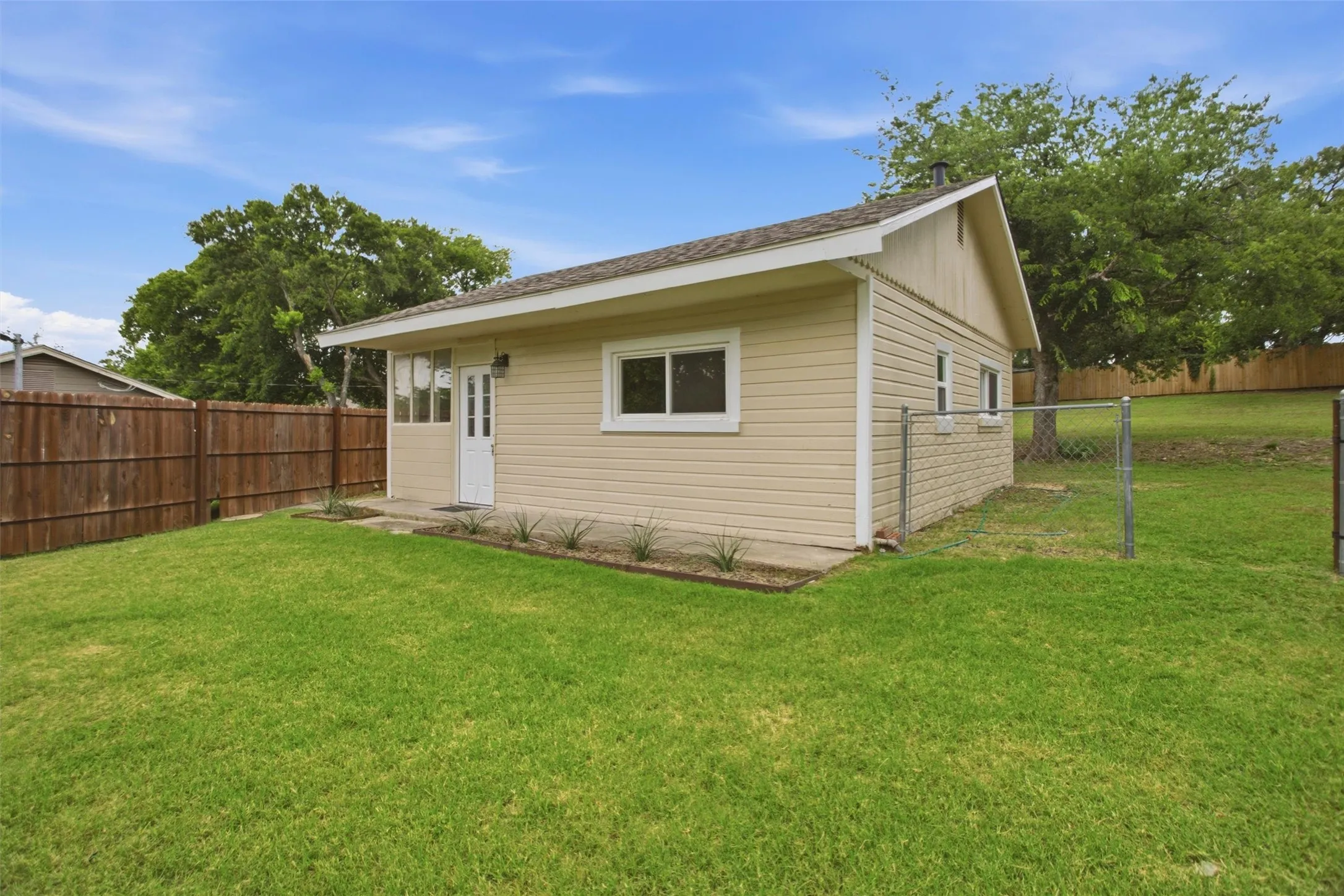 Single Family Residence For Sale in Tarrant County , 2264 Fritz Allen Street, Sansom Park, Texas 76114, 2 Bedroom, 1 Bathroom, Garage spaces, 624 Sqft, built in 1952, mls#21354126, Real Estate Agent in Sansom Park, Homes For Sale in Tarrant county, Homes For Sale in Sansom Park, Realtor in Sansom Park Texas, Real Estate Brokerage Independent Realty Texas, Luminita Cordes Realtor