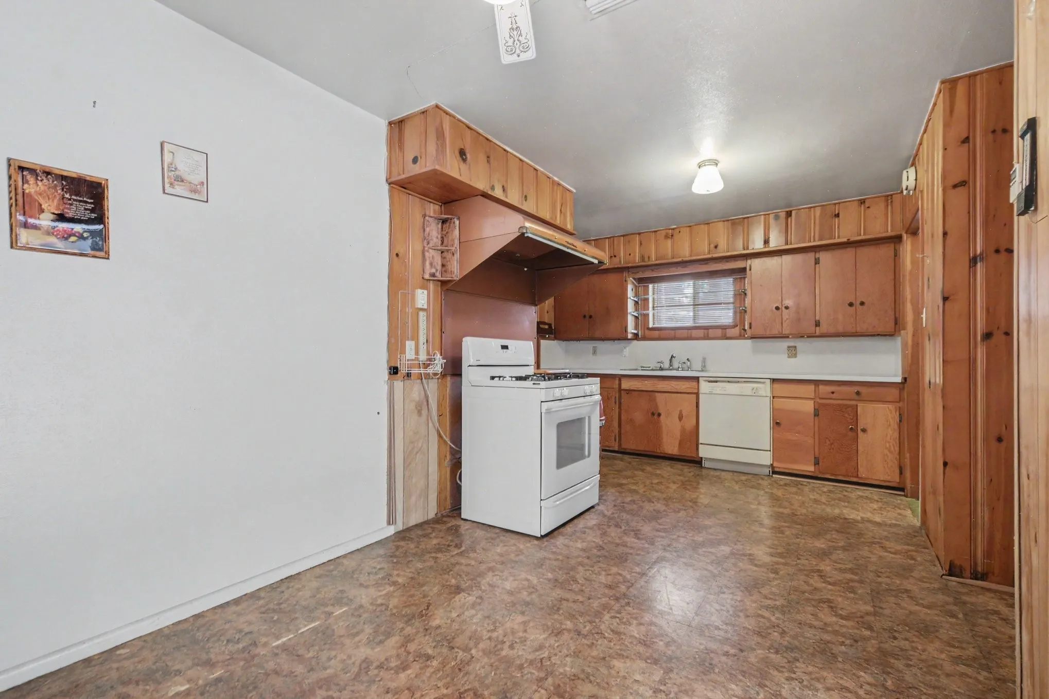 Single Family Residence For Sale in Dallas County , 1932 Pilgrim Drive, Irving, Texas 75061, 3 Bedroom, 2 Bathroom, Garage spaces, 1,526 Sqft, built in 1954, mls#21351173, Real Estate Agent in Irving, Homes For Sale in Dallas county, Homes For Sale in Irving, Realtor in Irving Texas, Real Estate Brokerage Independent Realty Texas, Luminita Cordes Realtor