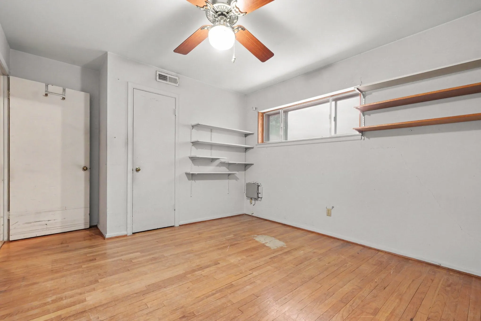 Single Family Residence For Sale in Dallas County , 1932 Pilgrim Drive, Irving, Texas 75061, 3 Bedroom, 2 Bathroom, Garage spaces, 1,526 Sqft, built in 1954, mls#21351173, Real Estate Agent in Irving, Homes For Sale in Dallas county, Homes For Sale in Irving, Realtor in Irving Texas, Real Estate Brokerage Independent Realty Texas, Luminita Cordes Realtor
