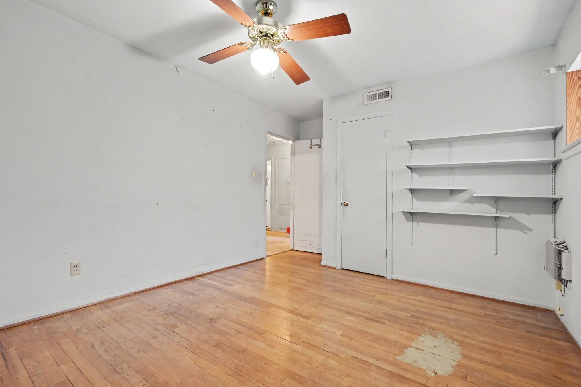 Single Family Residence For Sale in Dallas County , 1932 Pilgrim Drive, Irving, Texas 75061, 3 Bedroom, 2 Bathroom, Garage spaces, 1,526 Sqft, built in 1954, mls#21351173, Real Estate Agent in Irving, Homes For Sale in Dallas county, Homes For Sale in Irving, Realtor in Irving Texas, Real Estate Brokerage Independent Realty Texas, Luminita Cordes Realtor