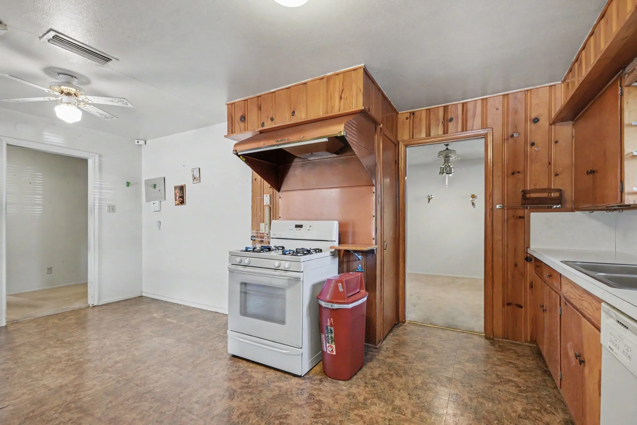 Single Family Residence For Sale in Dallas County , 1932 Pilgrim Drive, Irving, Texas 75061, 3 Bedroom, 2 Bathroom, Garage spaces, 1,526 Sqft, built in 1954, mls#21351173, Real Estate Agent in Irving, Homes For Sale in Dallas county, Homes For Sale in Irving, Realtor in Irving Texas, Real Estate Brokerage Independent Realty Texas, Luminita Cordes Realtor