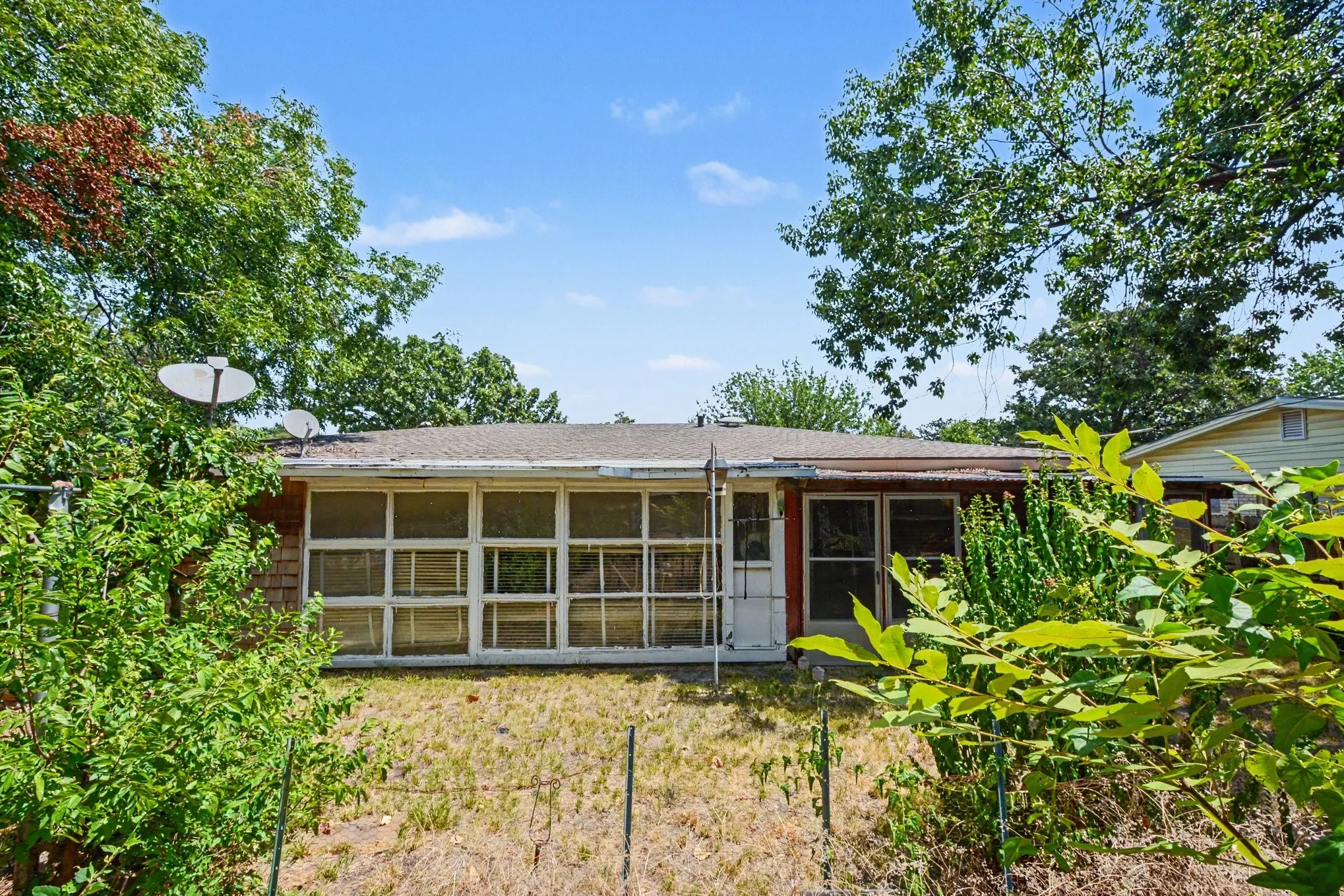 Single Family Residence For Sale in Dallas County , 1932 Pilgrim Drive, Irving, Texas 75061, 3 Bedroom, 2 Bathroom, Garage spaces, 1,526 Sqft, built in 1954, mls#21351173, Real Estate Agent in Irving, Homes For Sale in Dallas county, Homes For Sale in Irving, Realtor in Irving Texas, Real Estate Brokerage Independent Realty Texas, Luminita Cordes Realtor