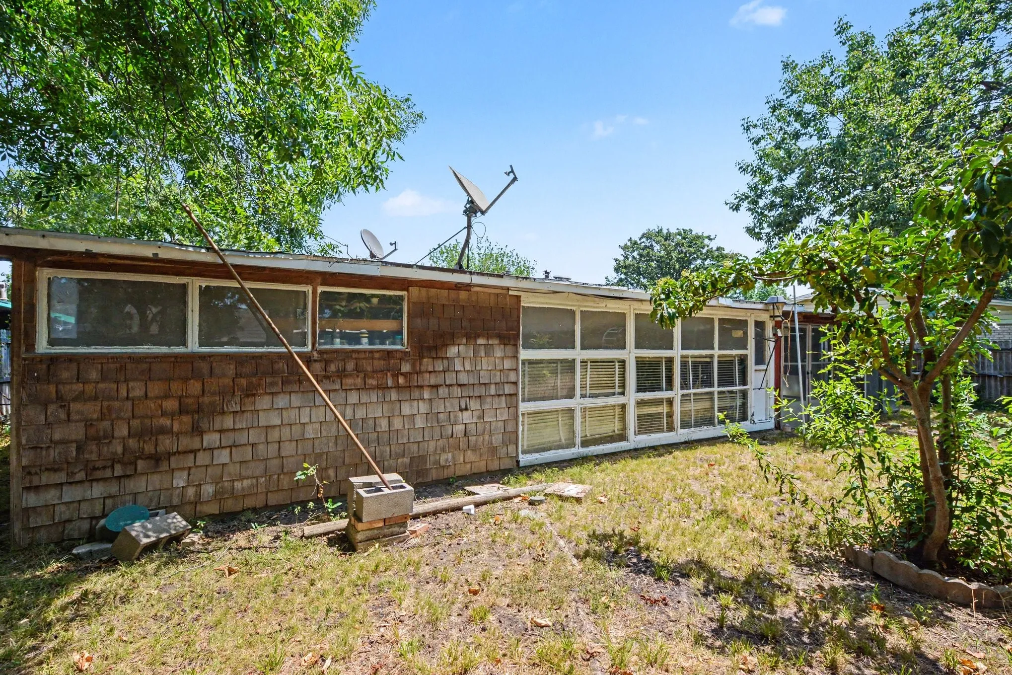 Single Family Residence For Sale in Dallas County , 1932 Pilgrim Drive, Irving, Texas 75061, 3 Bedroom, 2 Bathroom, Garage spaces, 1,526 Sqft, built in 1954, mls#21351173, Real Estate Agent in Irving, Homes For Sale in Dallas county, Homes For Sale in Irving, Realtor in Irving Texas, Real Estate Brokerage Independent Realty Texas, Luminita Cordes Realtor