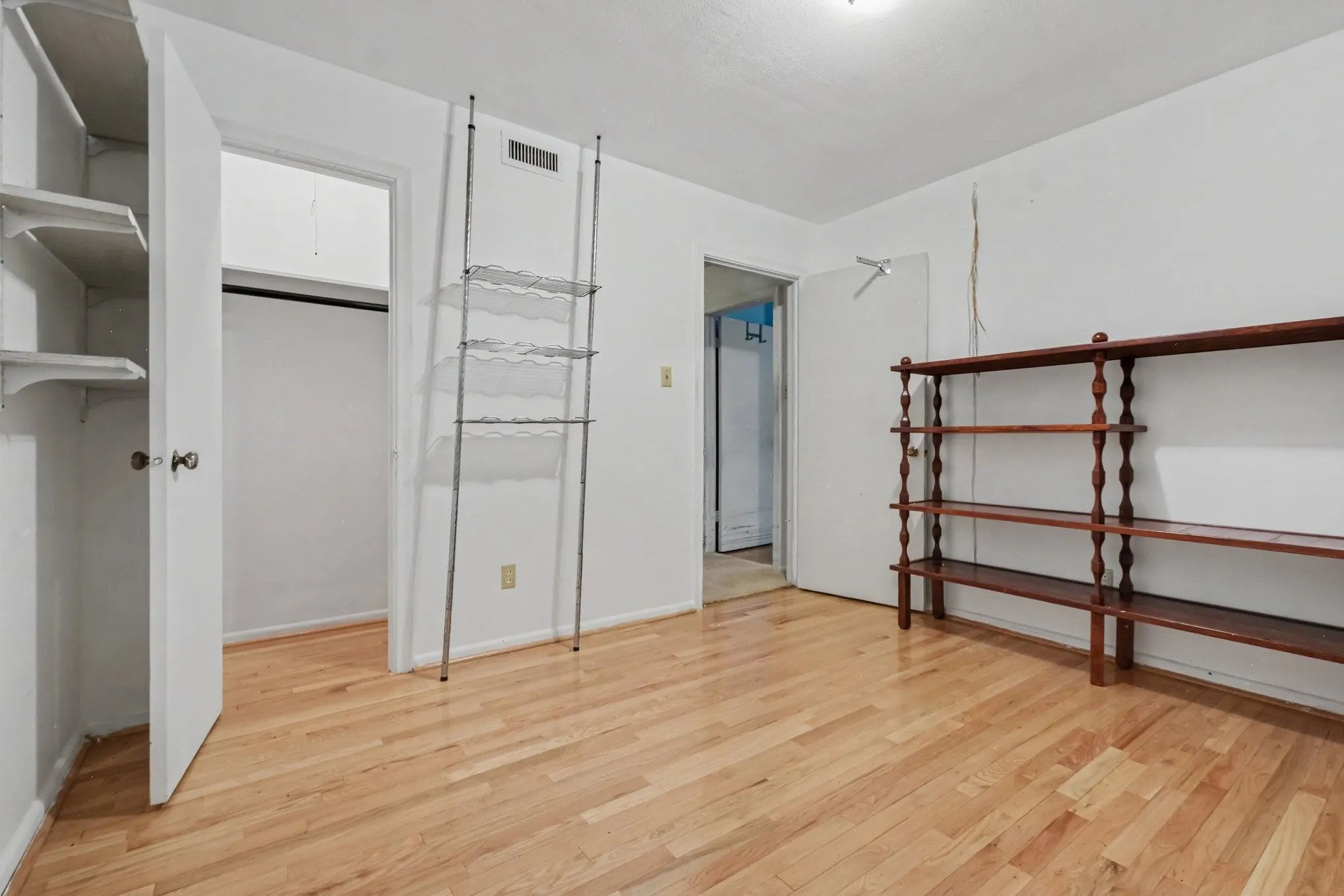 Single Family Residence For Sale in Dallas County , 1932 Pilgrim Drive, Irving, Texas 75061, 3 Bedroom, 2 Bathroom, Garage spaces, 1,526 Sqft, built in 1954, mls#21351173, Real Estate Agent in Irving, Homes For Sale in Dallas county, Homes For Sale in Irving, Realtor in Irving Texas, Real Estate Brokerage Independent Realty Texas, Luminita Cordes Realtor