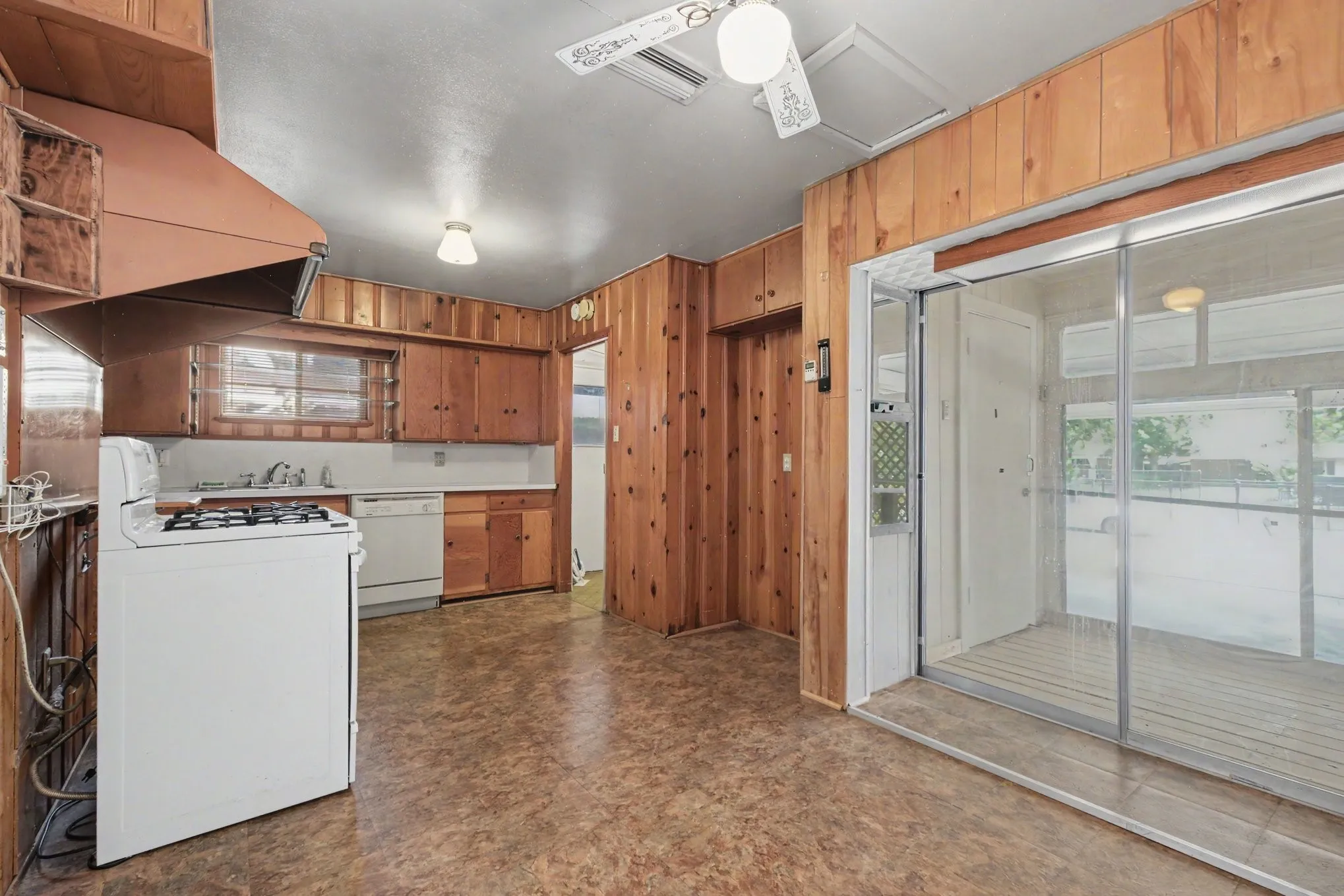 Single Family Residence For Sale in Dallas County , 1932 Pilgrim Drive, Irving, Texas 75061, 3 Bedroom, 2 Bathroom, Garage spaces, 1,526 Sqft, built in 1954, mls#21351173, Real Estate Agent in Irving, Homes For Sale in Dallas county, Homes For Sale in Irving, Realtor in Irving Texas, Real Estate Brokerage Independent Realty Texas, Luminita Cordes Realtor