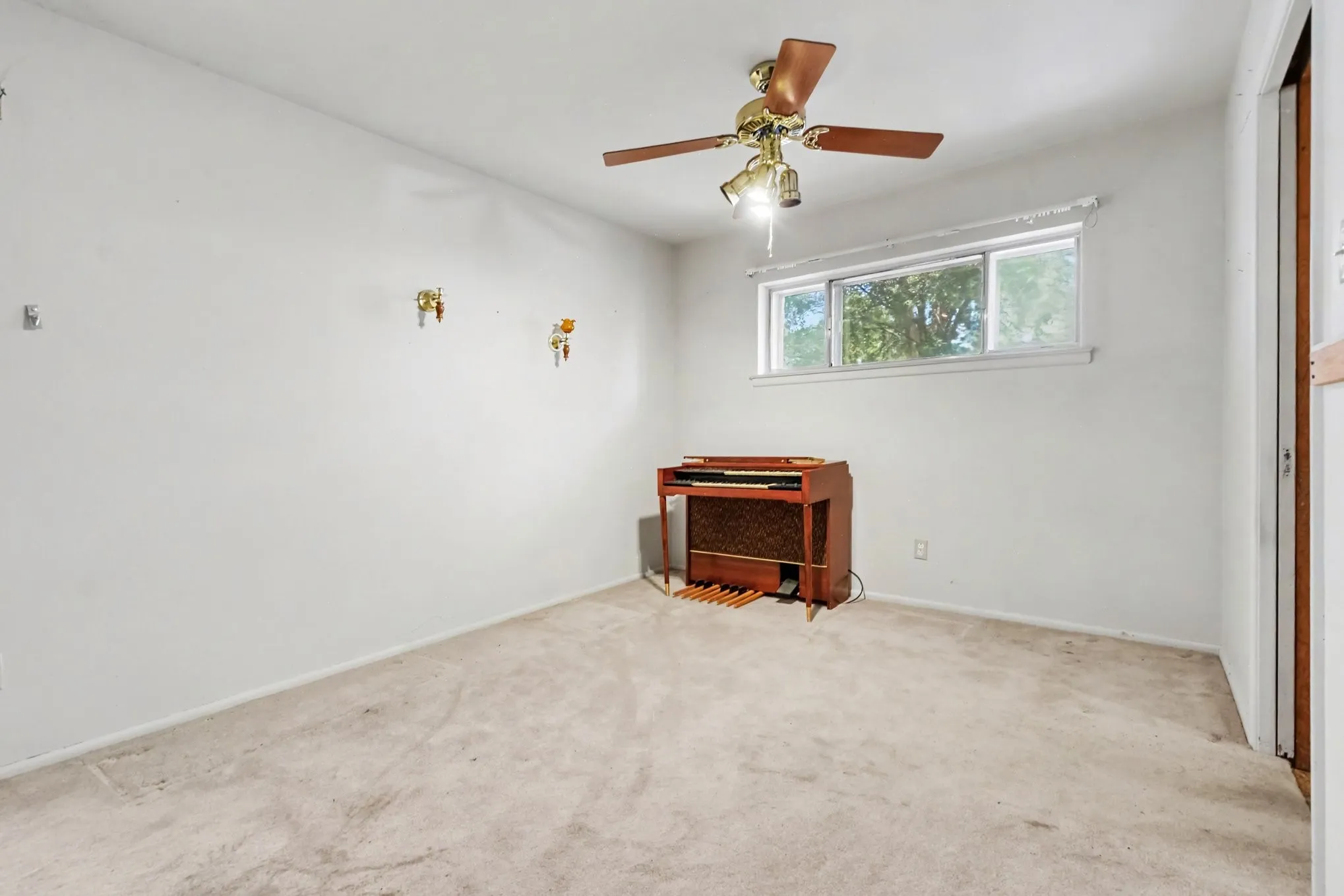 Single Family Residence For Sale in Dallas County , 1932 Pilgrim Drive, Irving, Texas 75061, 3 Bedroom, 2 Bathroom, Garage spaces, 1,526 Sqft, built in 1954, mls#21351173, Real Estate Agent in Irving, Homes For Sale in Dallas county, Homes For Sale in Irving, Realtor in Irving Texas, Real Estate Brokerage Independent Realty Texas, Luminita Cordes Realtor