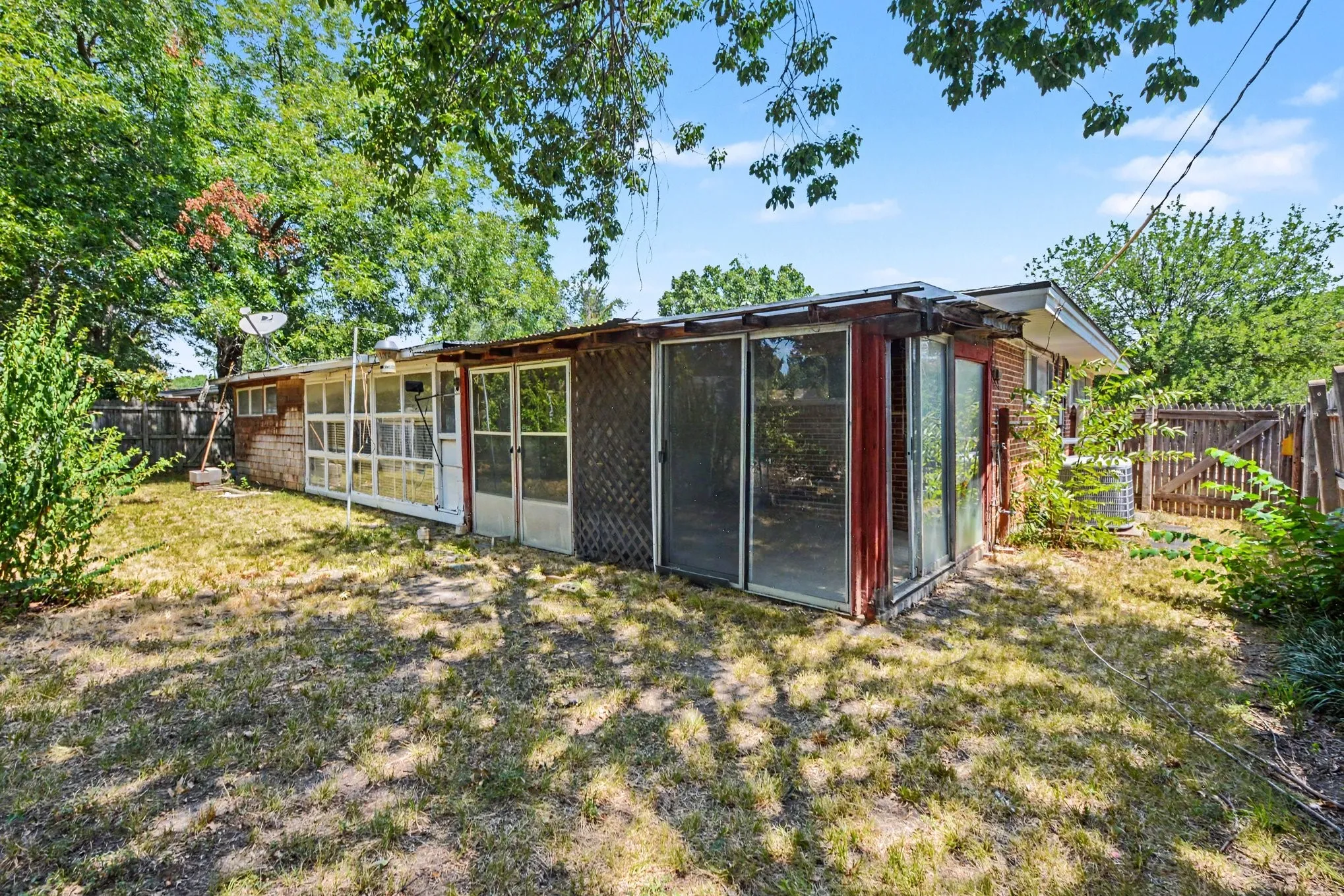 Single Family Residence For Sale in Dallas County , 1932 Pilgrim Drive, Irving, Texas 75061, 3 Bedroom, 2 Bathroom, Garage spaces, 1,526 Sqft, built in 1954, mls#21351173, Real Estate Agent in Irving, Homes For Sale in Dallas county, Homes For Sale in Irving, Realtor in Irving Texas, Real Estate Brokerage Independent Realty Texas, Luminita Cordes Realtor