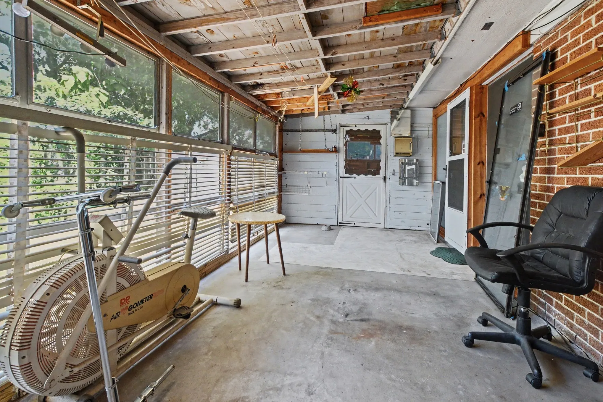 Single Family Residence For Sale in Dallas County , 1932 Pilgrim Drive, Irving, Texas 75061, 3 Bedroom, 2 Bathroom, Garage spaces, 1,526 Sqft, built in 1954, mls#21351173, Real Estate Agent in Irving, Homes For Sale in Dallas county, Homes For Sale in Irving, Realtor in Irving Texas, Real Estate Brokerage Independent Realty Texas, Luminita Cordes Realtor