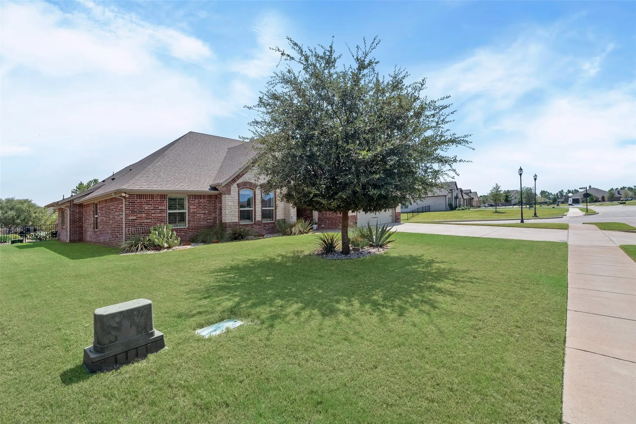 Single Family Residence For Sale in Hood County , 427 River Bank Lane, Granbury, Texas 76049, 4 Bedroom, 3 Bathroom, 2 Garage spaces, 2,542 Sqft, built in 2016, mls#21353750, Real Estate Agent in Granbury, Homes For Sale in Hood county, Homes For Sale in Granbury, Realtor in Granbury Texas, Real Estate Brokerage Independent Realty Texas, Luminita Cordes Realtor