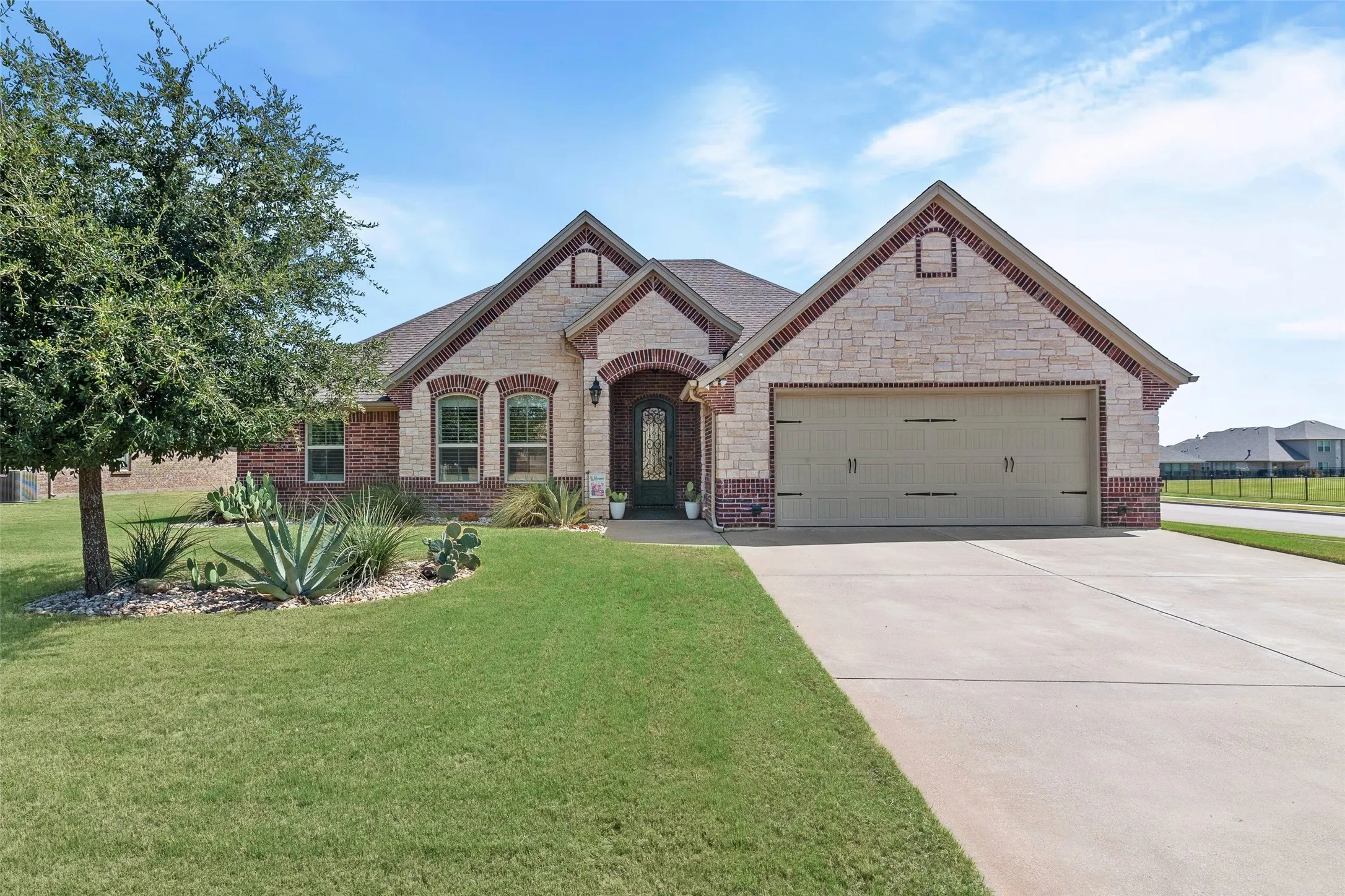 Single Family Residence For Sale in Hood County , 427 River Bank Lane, Granbury, Texas 76049, 4 Bedroom, 3 Bathroom, 2 Garage spaces, 2,542 Sqft, built in 2016, mls#21353750, Real Estate Agent in Granbury, Homes For Sale in Hood county, Homes For Sale in Granbury, Realtor in Granbury Texas, Real Estate Brokerage Independent Realty Texas, Luminita Cordes Realtor