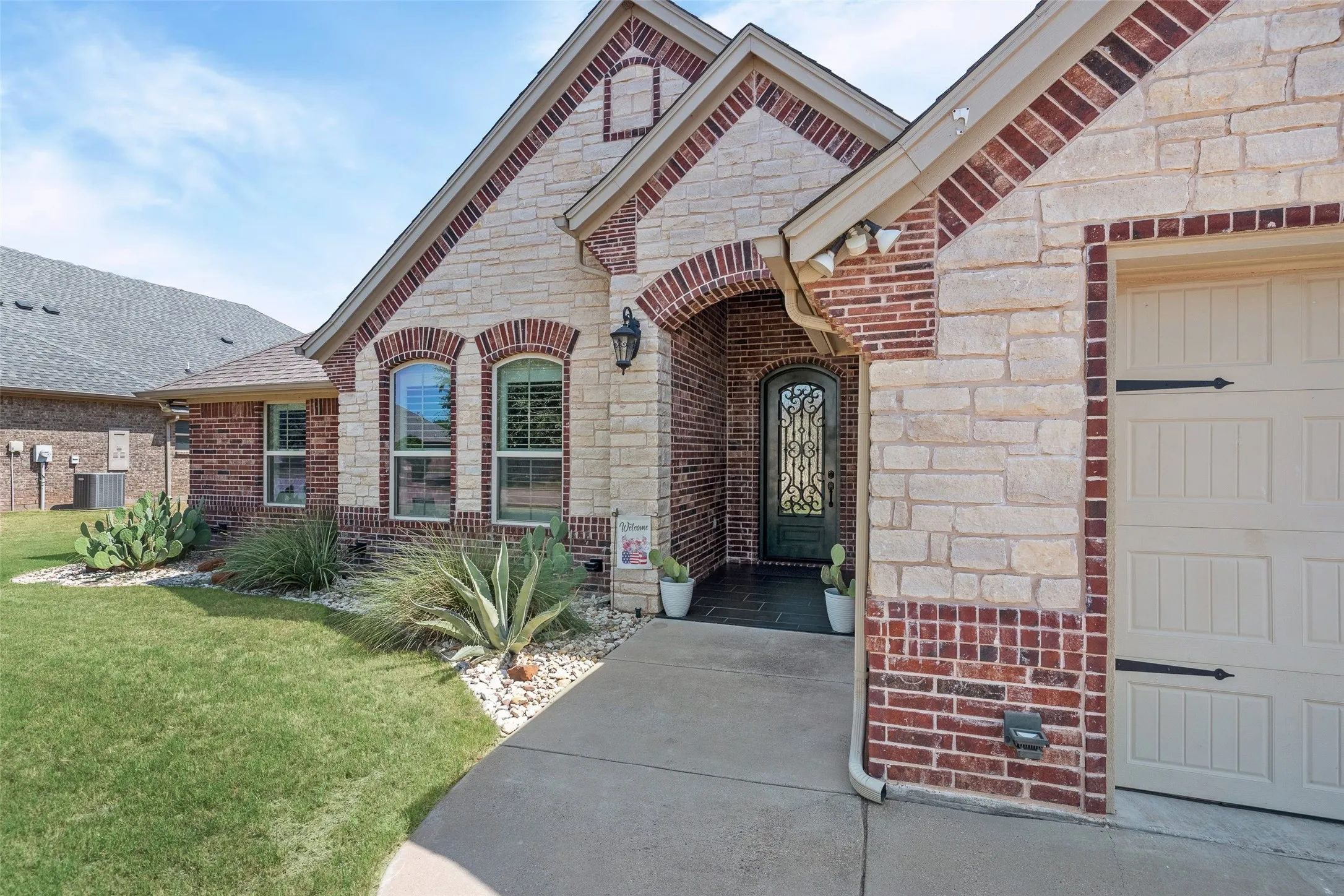 Single Family Residence For Sale in Hood County , 427 River Bank Lane, Granbury, Texas 76049, 4 Bedroom, 3 Bathroom, 2 Garage spaces, 2,542 Sqft, built in 2016, mls#21353750, Real Estate Agent in Granbury, Homes For Sale in Hood county, Homes For Sale in Granbury, Realtor in Granbury Texas, Real Estate Brokerage Independent Realty Texas, Luminita Cordes Realtor