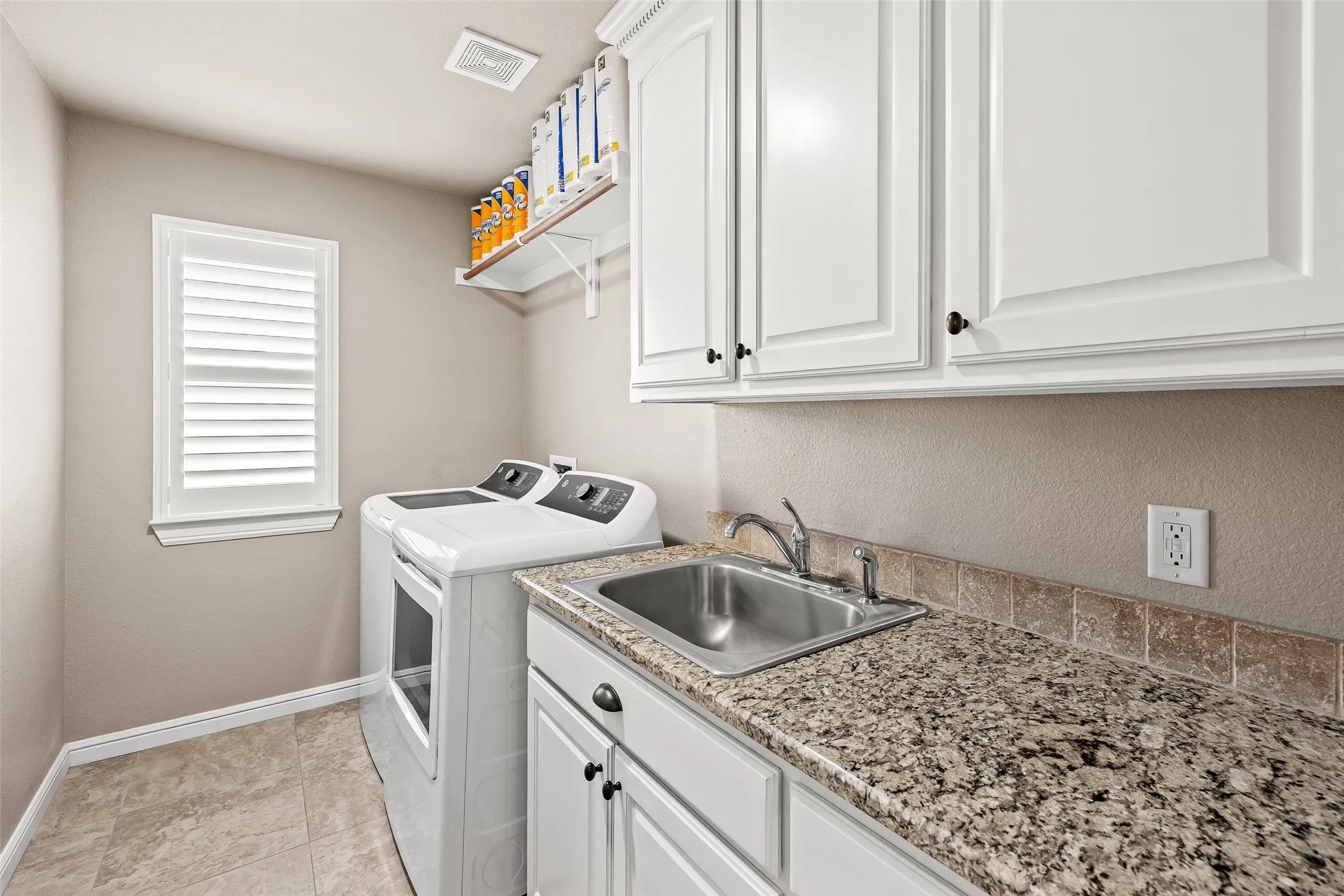 Single Family Residence For Sale in Hood County , 427 River Bank Lane, Granbury, Texas 76049, 4 Bedroom, 3 Bathroom, 2 Garage spaces, 2,542 Sqft, built in 2016, mls#21353750, Real Estate Agent in Granbury, Homes For Sale in Hood county, Homes For Sale in Granbury, Realtor in Granbury Texas, Real Estate Brokerage Independent Realty Texas, Luminita Cordes Realtor