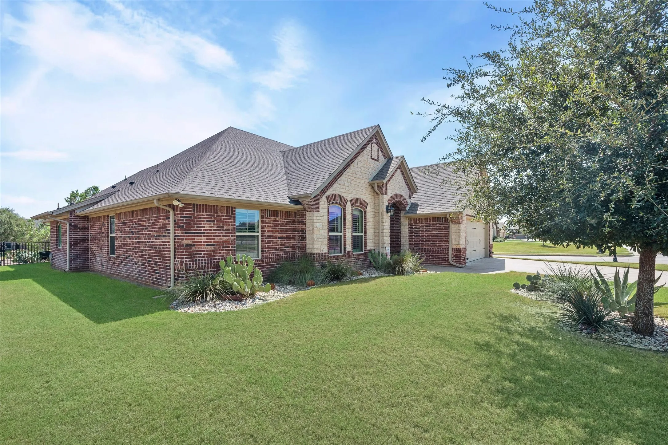 Single Family Residence For Sale in Hood County , 427 River Bank Lane, Granbury, Texas 76049, 4 Bedroom, 3 Bathroom, 2 Garage spaces, 2,542 Sqft, built in 2016, mls#21353750, Real Estate Agent in Granbury, Homes For Sale in Hood county, Homes For Sale in Granbury, Realtor in Granbury Texas, Real Estate Brokerage Independent Realty Texas, Luminita Cordes Realtor